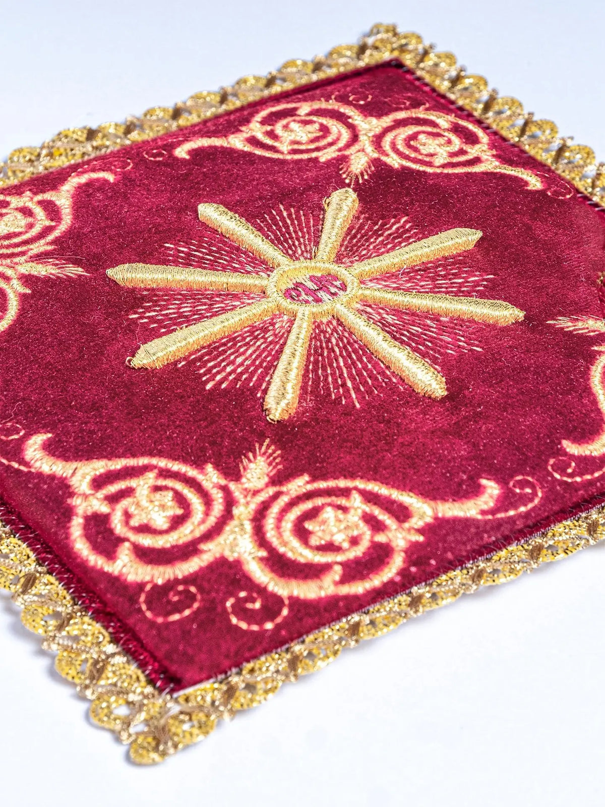 Juego de altar con bordado eucarístico dorado, detalle del terciopelo rojo
