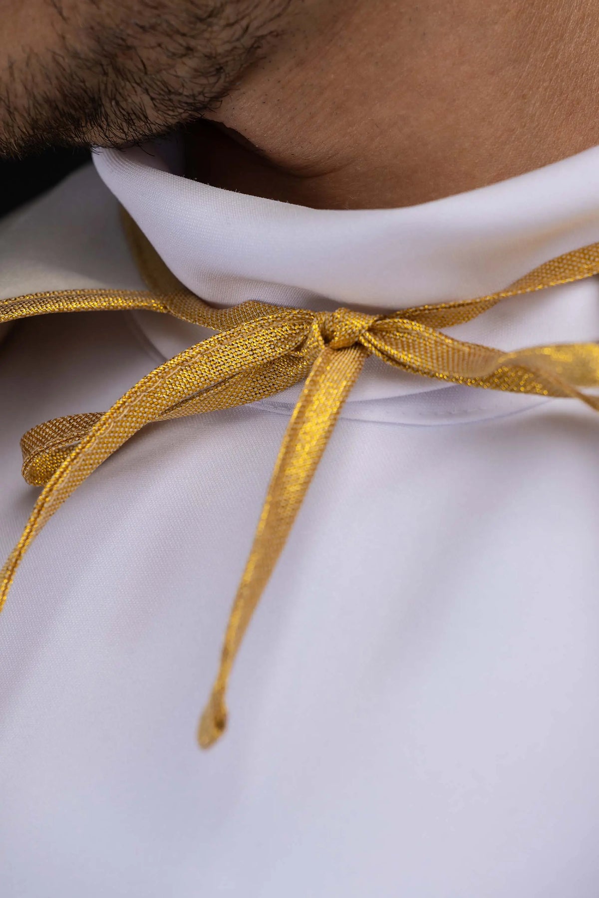 Marfil capa de monaguillo con lazo dorado, detalle del cuello