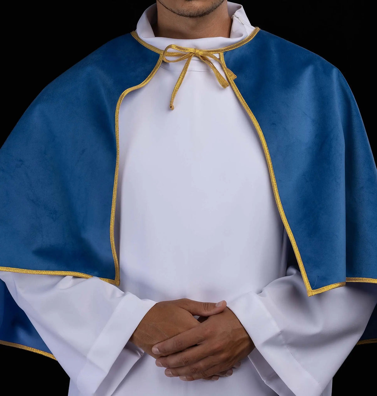 Azul capa de monaguillo de terciopelo, primer plano frontal con cordón dorado