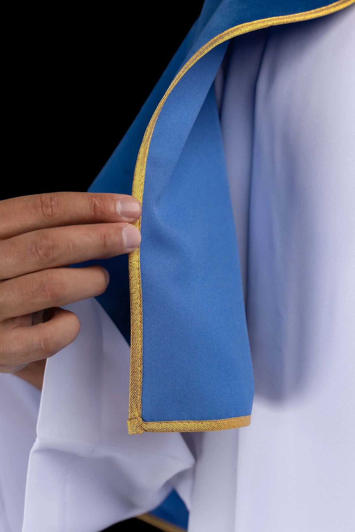 Azul capa de monaguillo de terciopelo, primer plano del ribete dorado