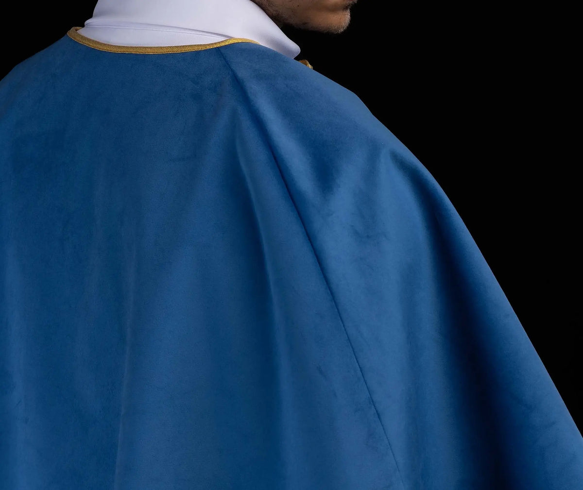 Azul capa de monaguillo de terciopelo, primer plano de la espalda