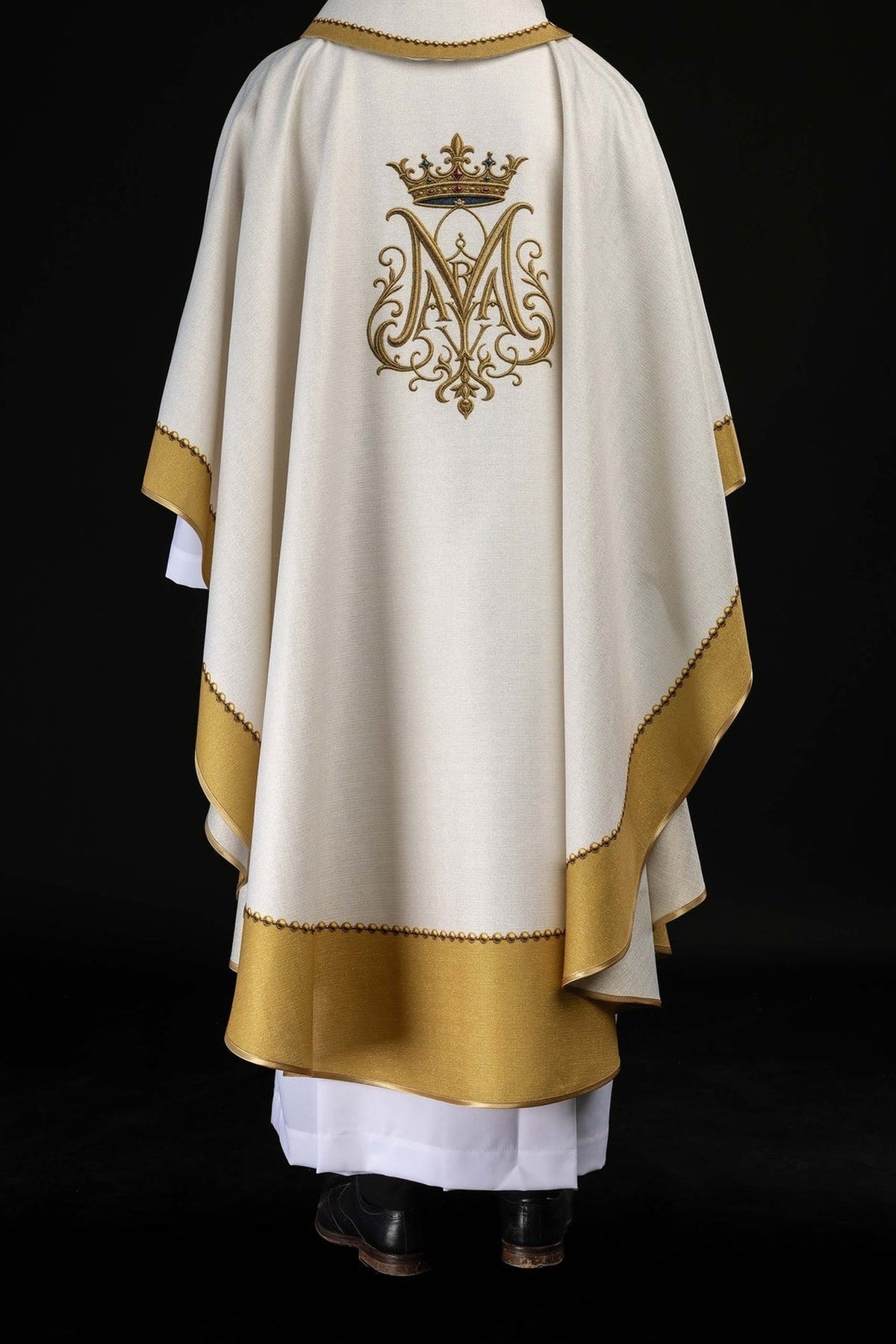 Marfil casulla con monograma bordado, vista posterior completa