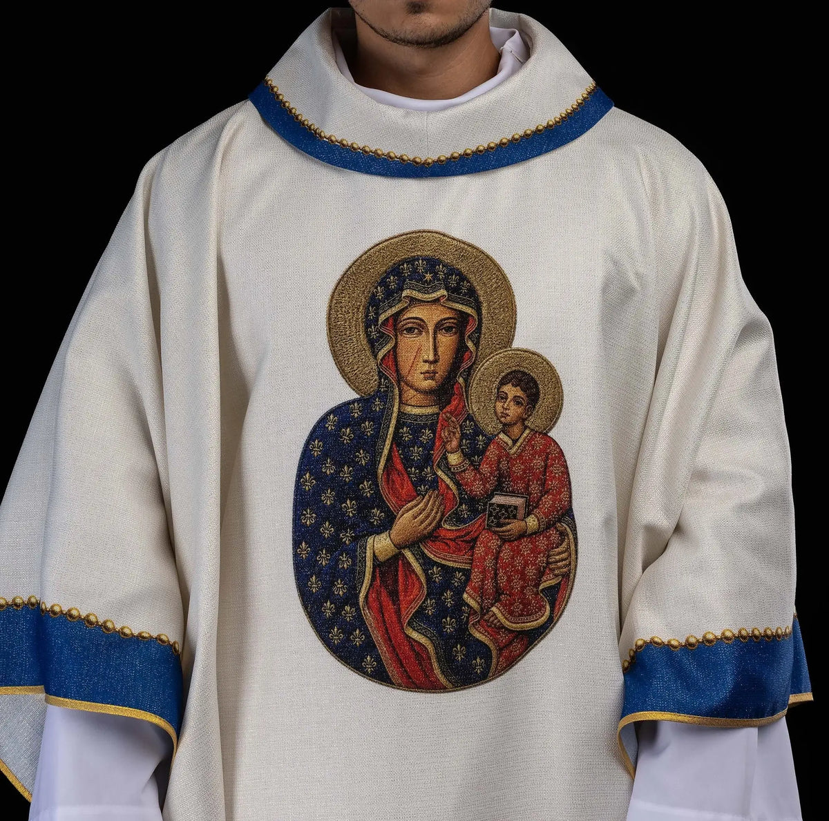 Marfil casulla con imagen impresa de Nuestra Señora y el Niño, primer plano frontal