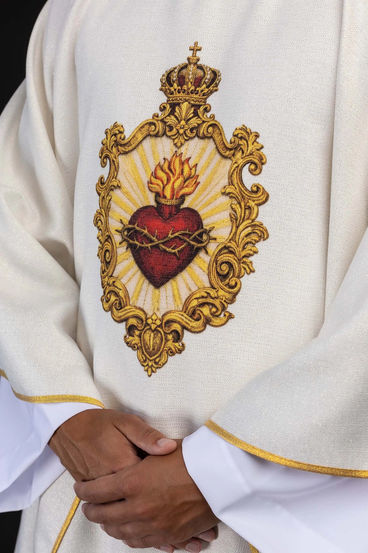 Casulla marfil con el Sagrado Corazón de Jesús, primer plano frontal