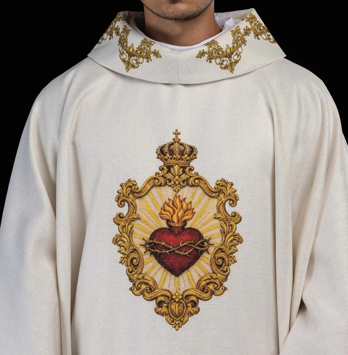 Casulla marfil con el Sagrado Corazón de Jesús, vista frontal del bordado y cuello