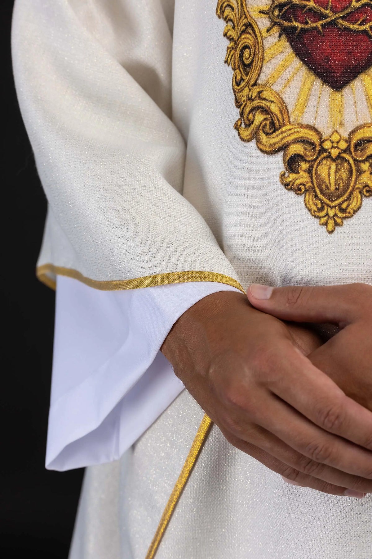 Casulla marfil con el Sagrado Corazón de Jesús, primer plano del ribete dorado