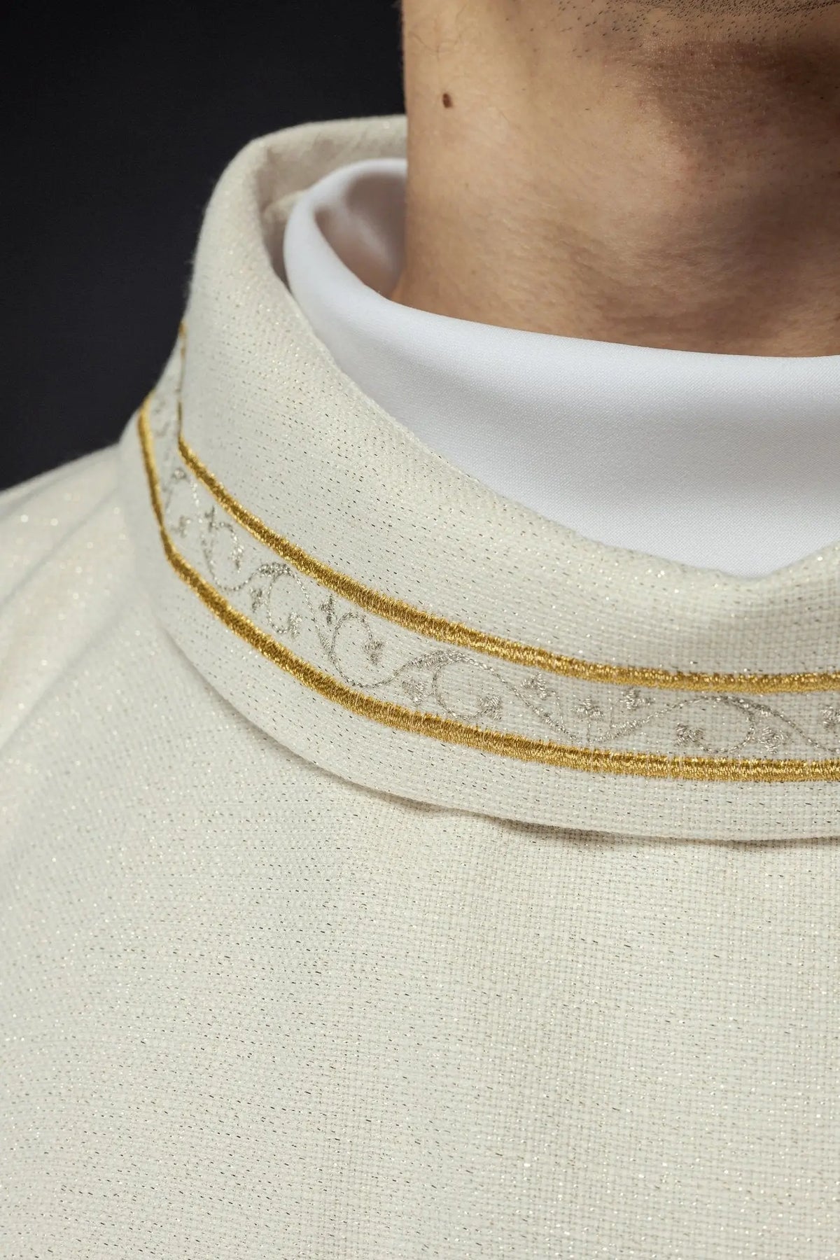 Marfil casulla con ribete dorado y cuello alto, detalle del cuello