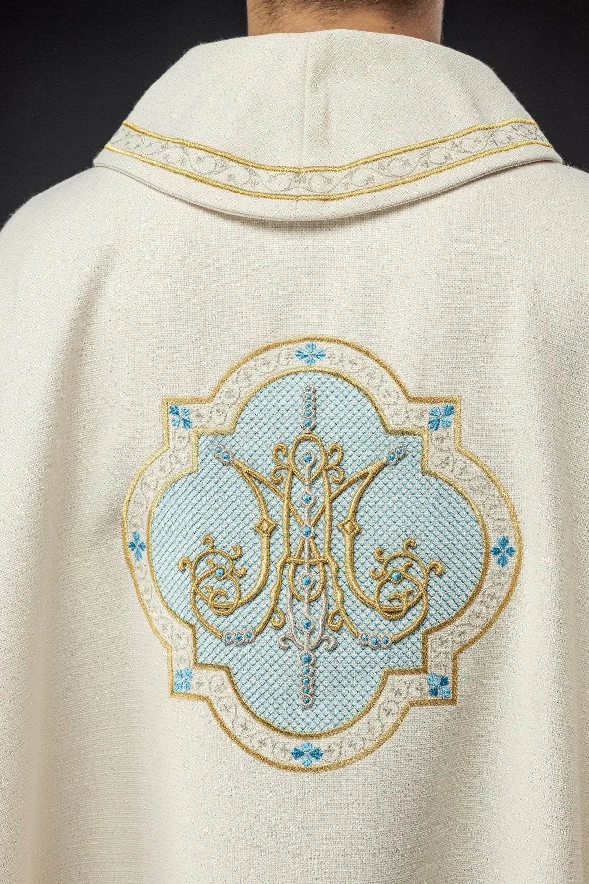 Marfil casulla con escudo bordado mariano, vista posterior cercana