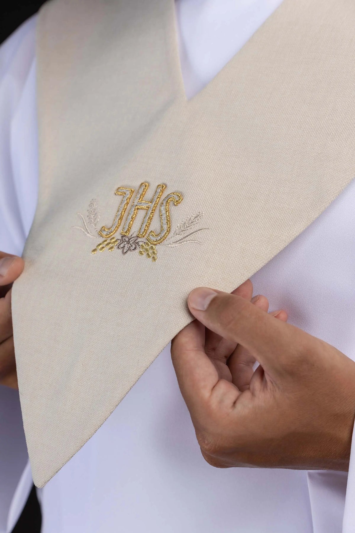 Paliusz de lector marfil con IHS bordado dorado, detalle lateral