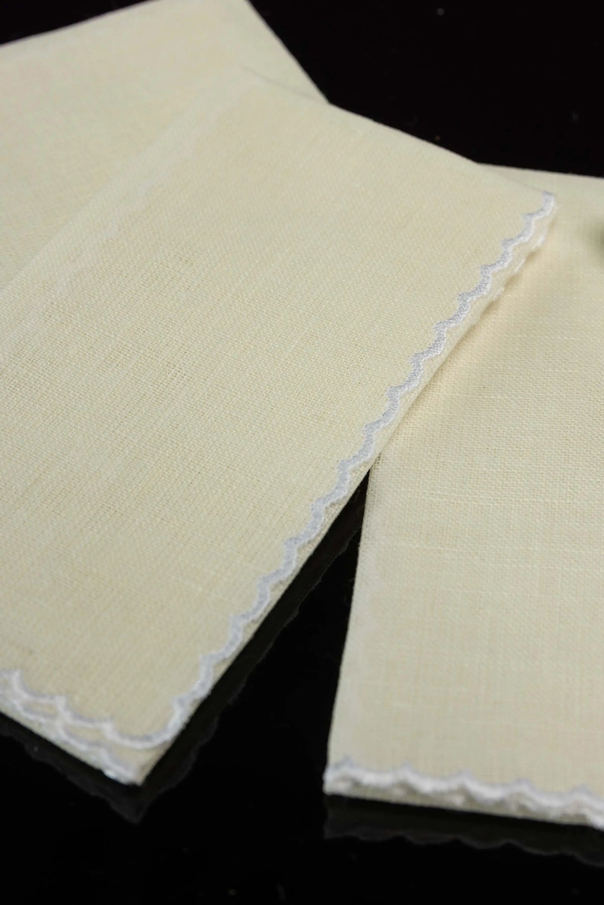 Marfil manutergios litúrgicos de lino, ribete ondulado blanco, detalle cercano
