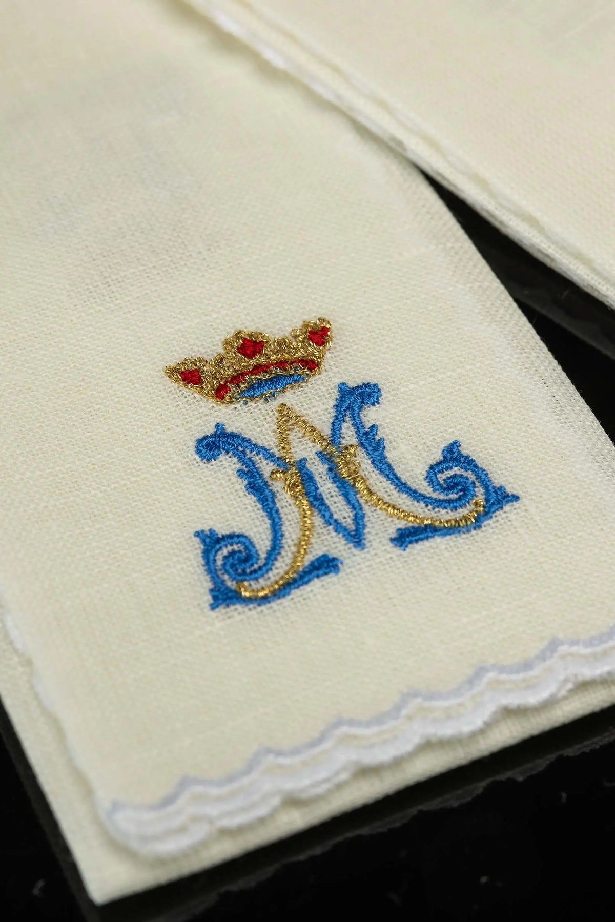 Marfil purificador con monograma mariano coronado y borde festoneado, detalle