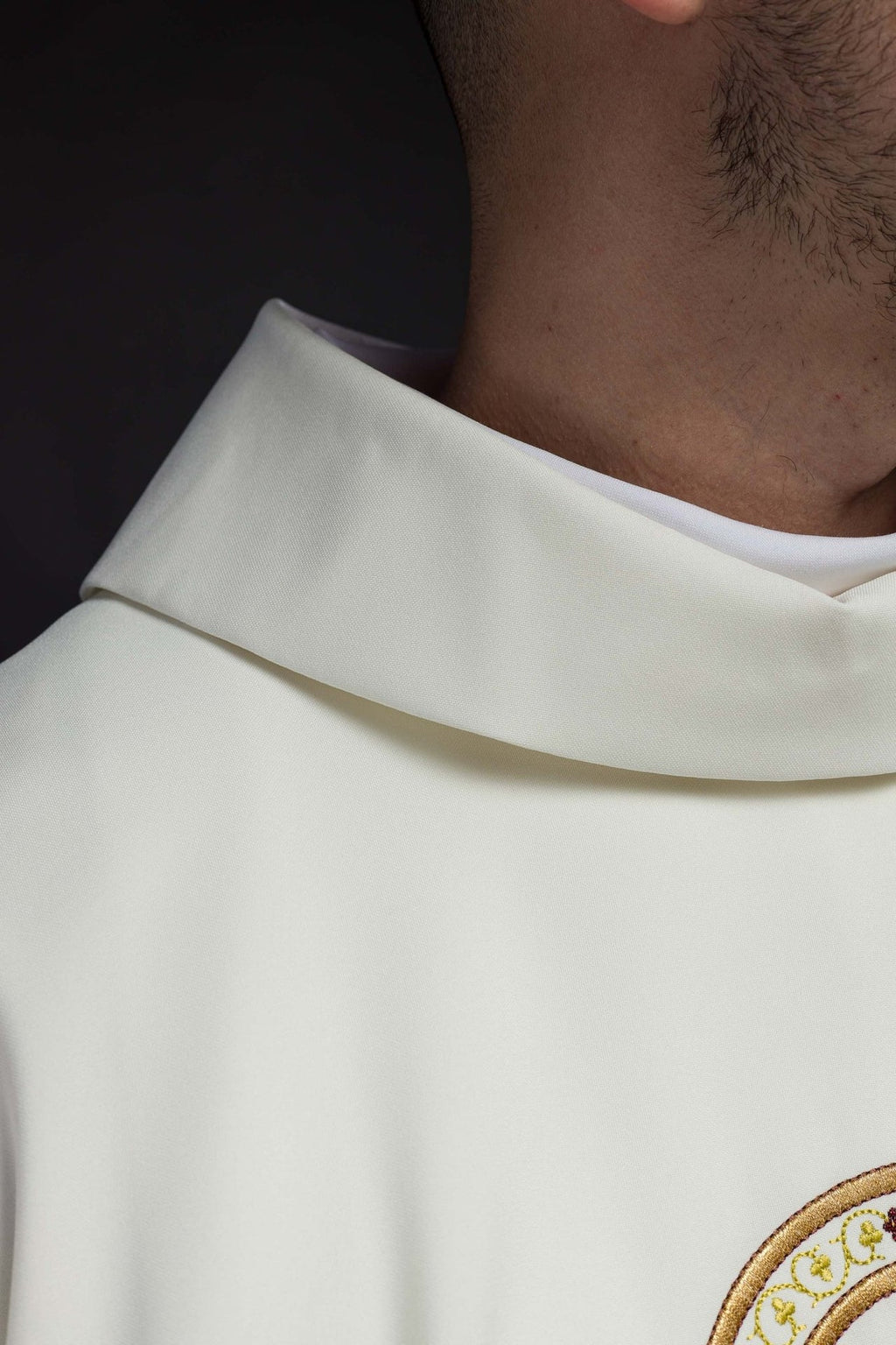 Kremowy ornat z haftem IHS i PAX