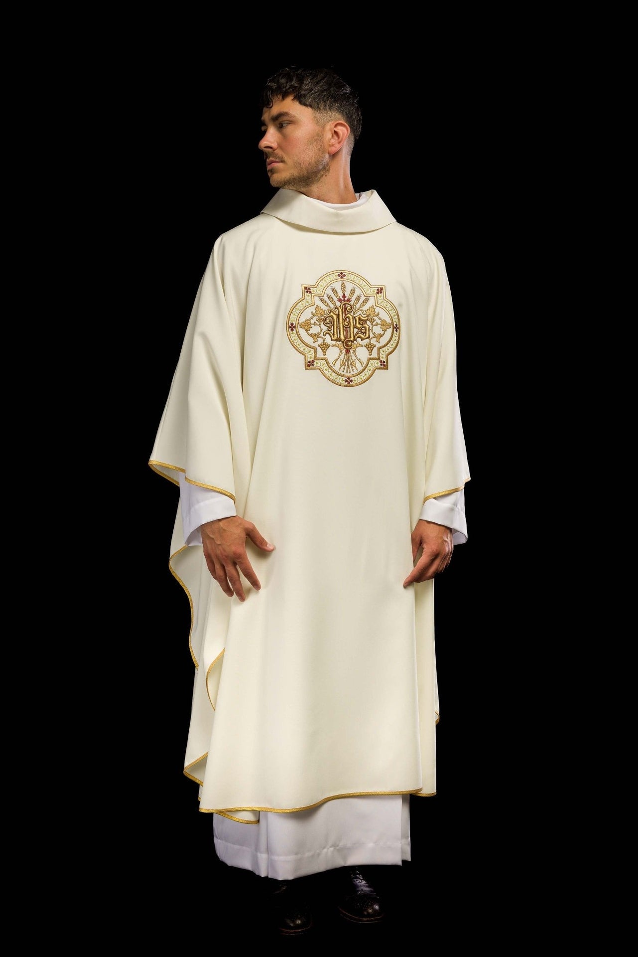 Kremowy ornat z haftem IHS i PAX