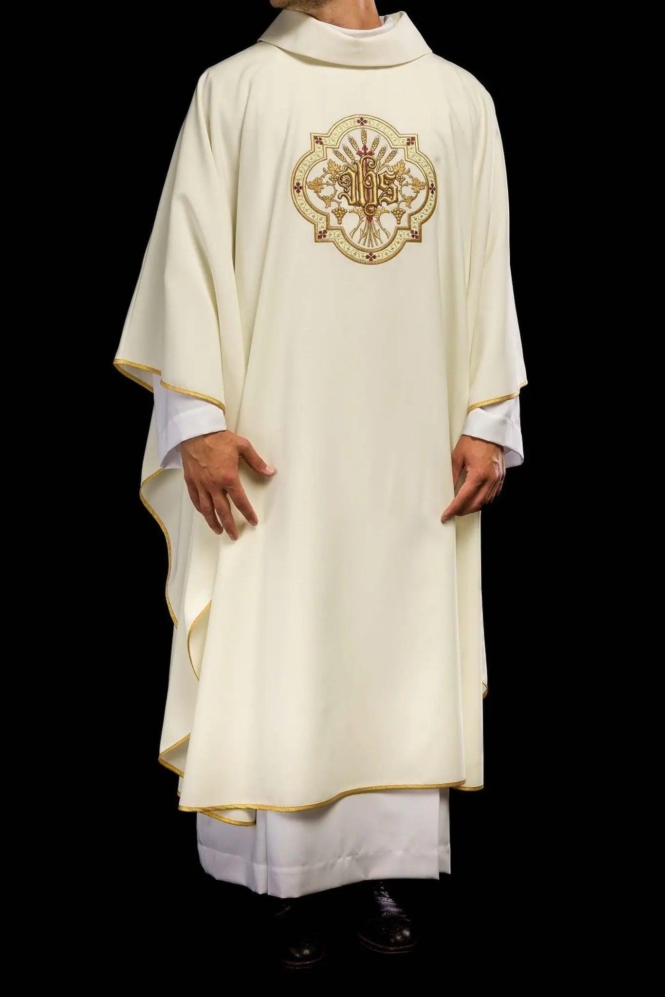 Casulla crema con bordado IHS y PAX