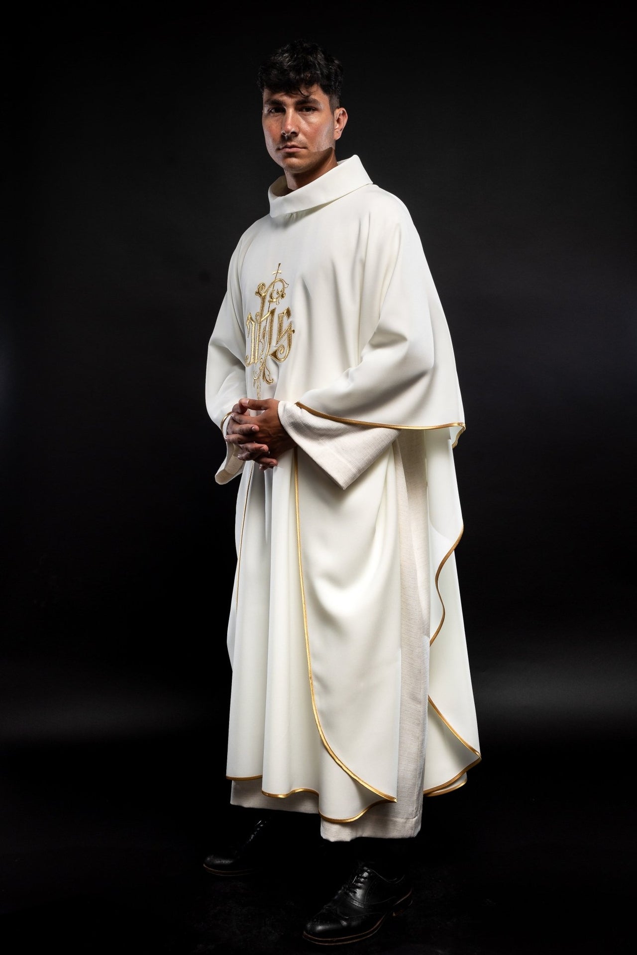 Kremowy ornat z złotym haftem IHS