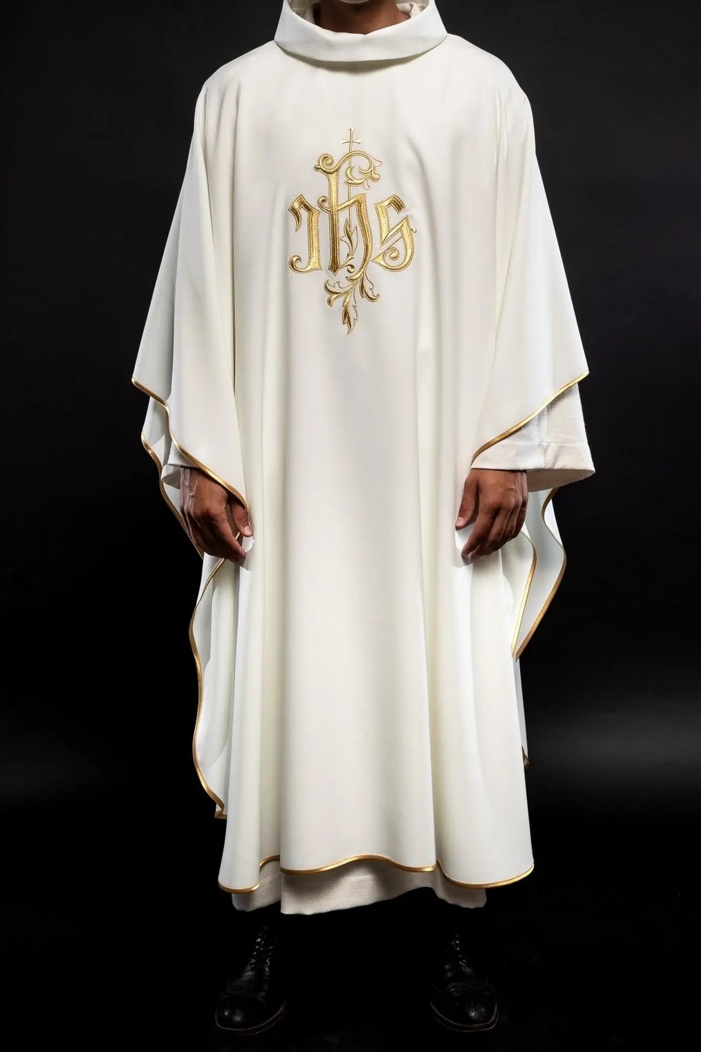 Casulla crema con bordado dorado IHS