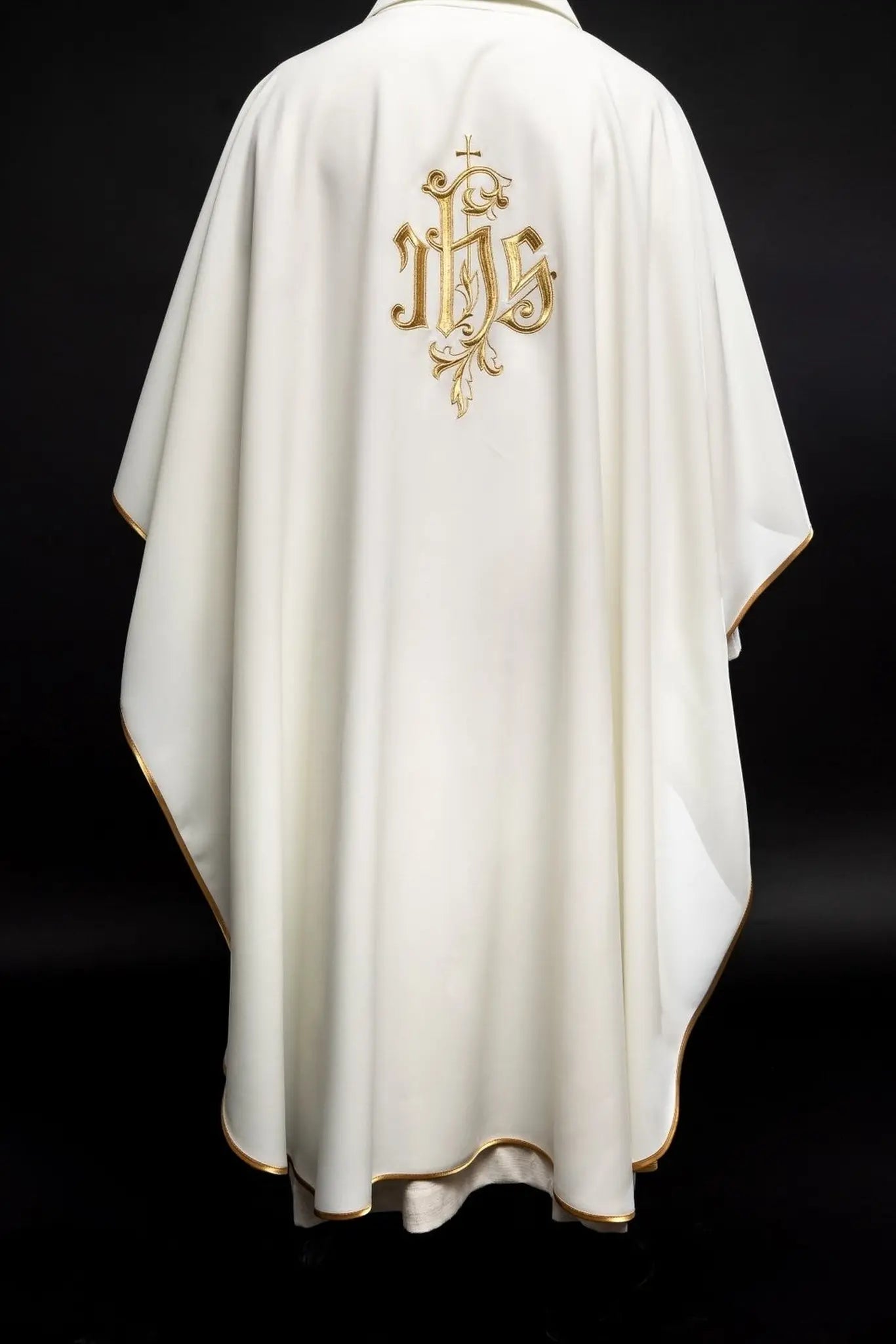 Casulla crema con bordado dorado IHS