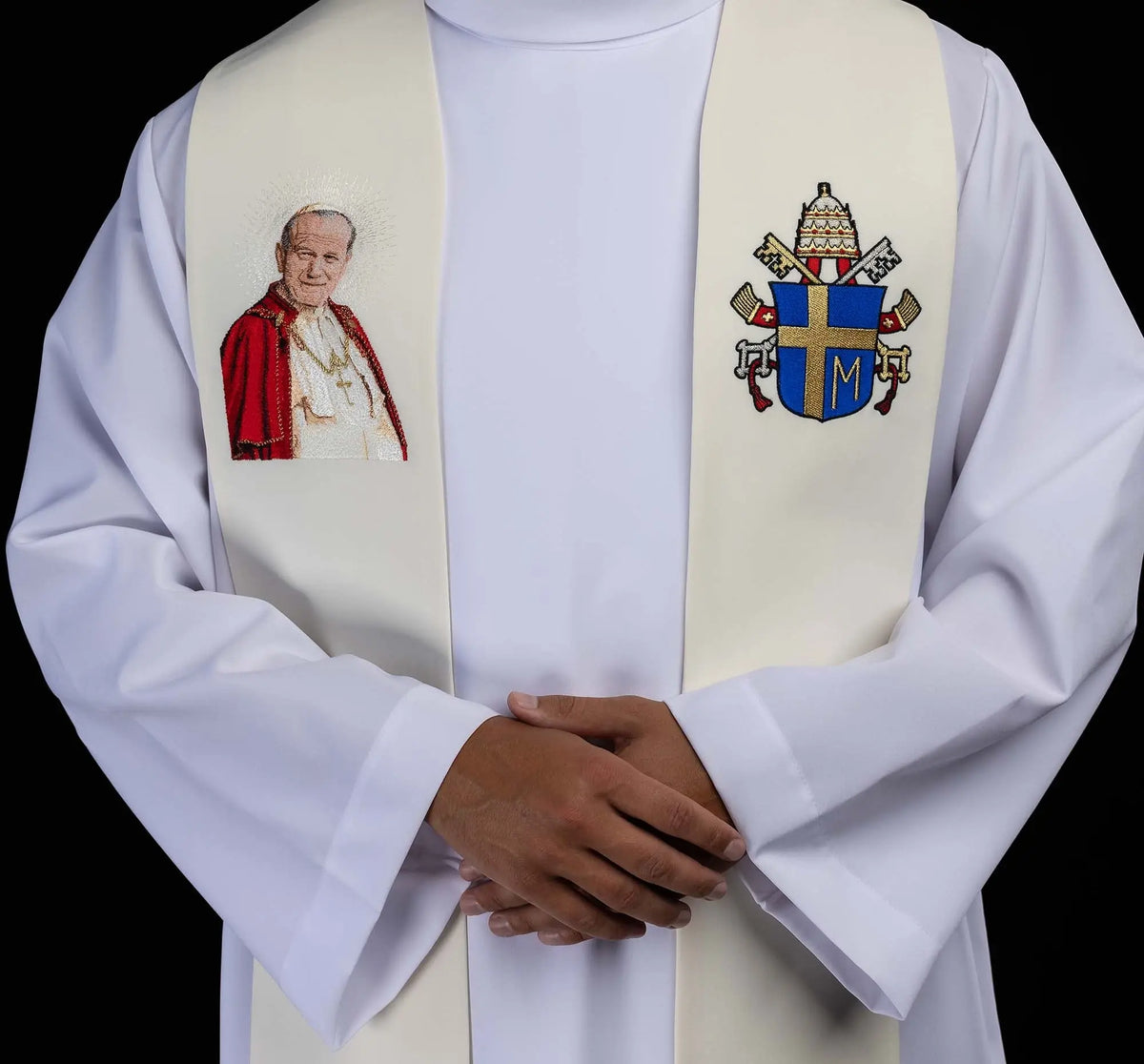 Marfil estola con galón central bordado con Juan Pablo II, primer plano frontal