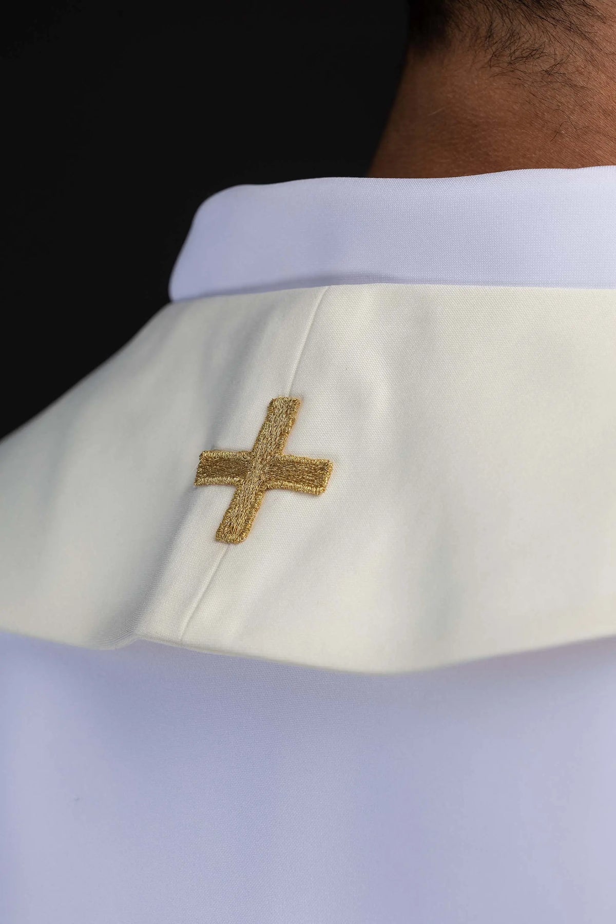 Marfil estola con cruz bordada, detalle del cuello