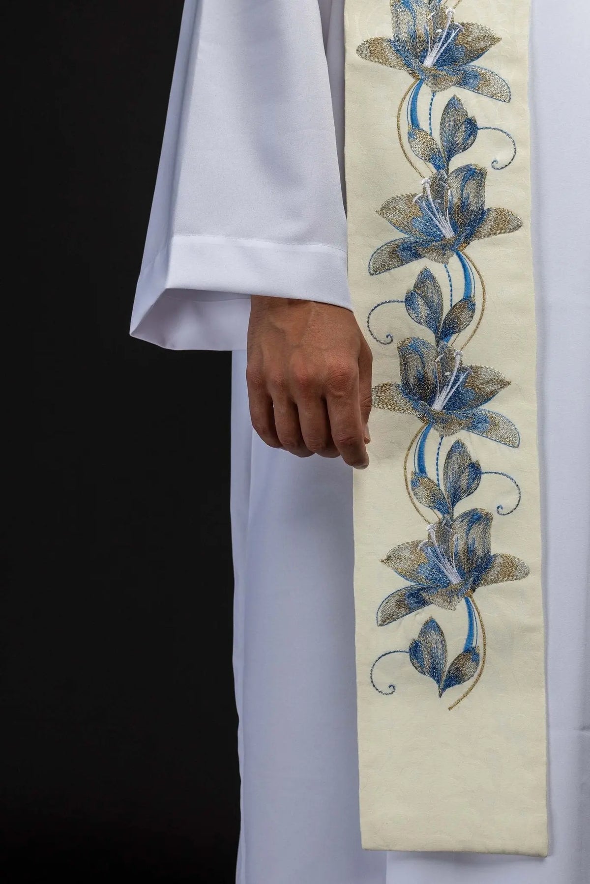 Marfil estola bordada con flores azules y doradas, detalle lateral