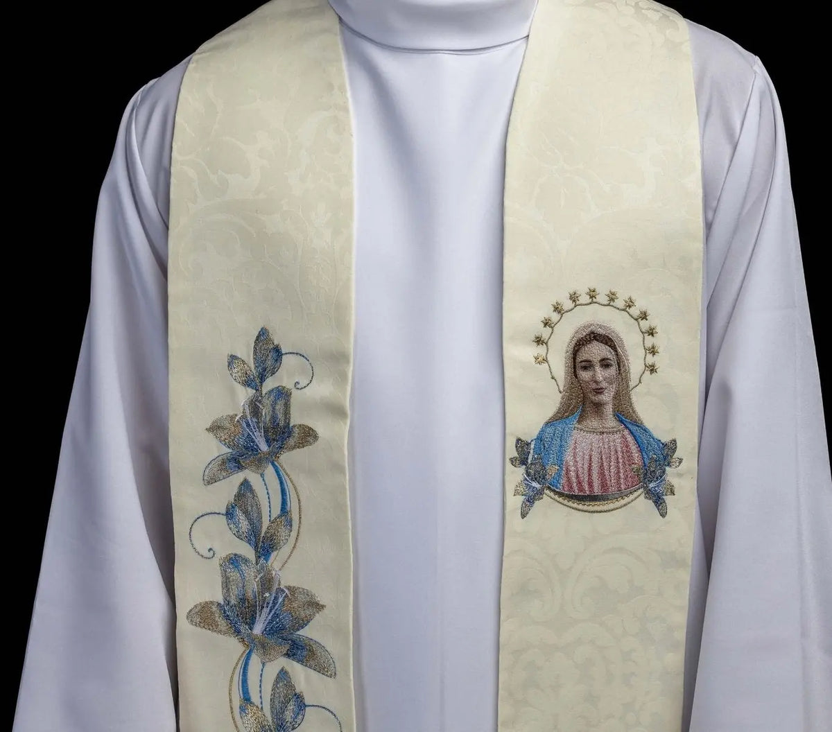 Marfil estola bordada con imagen de Nuestra Señora, vista frontal superior