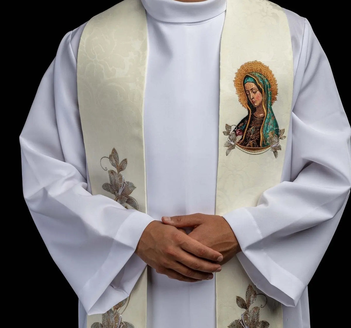 Marfil estola con bordado de Nuestra Señora de Guadalupe y flores, vista frontal superior