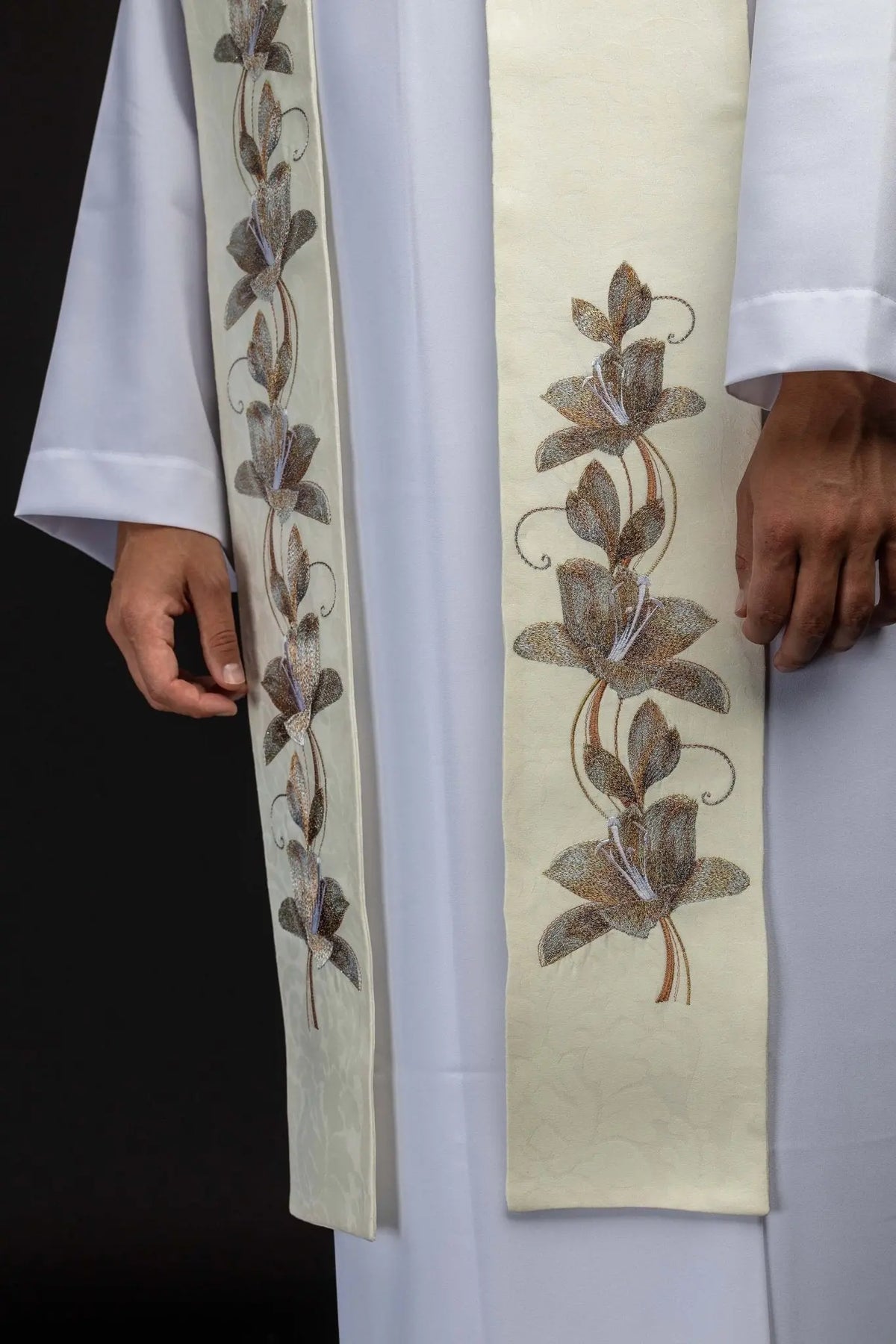 Marfil estola con bordado floral, detalle frontal inferior
