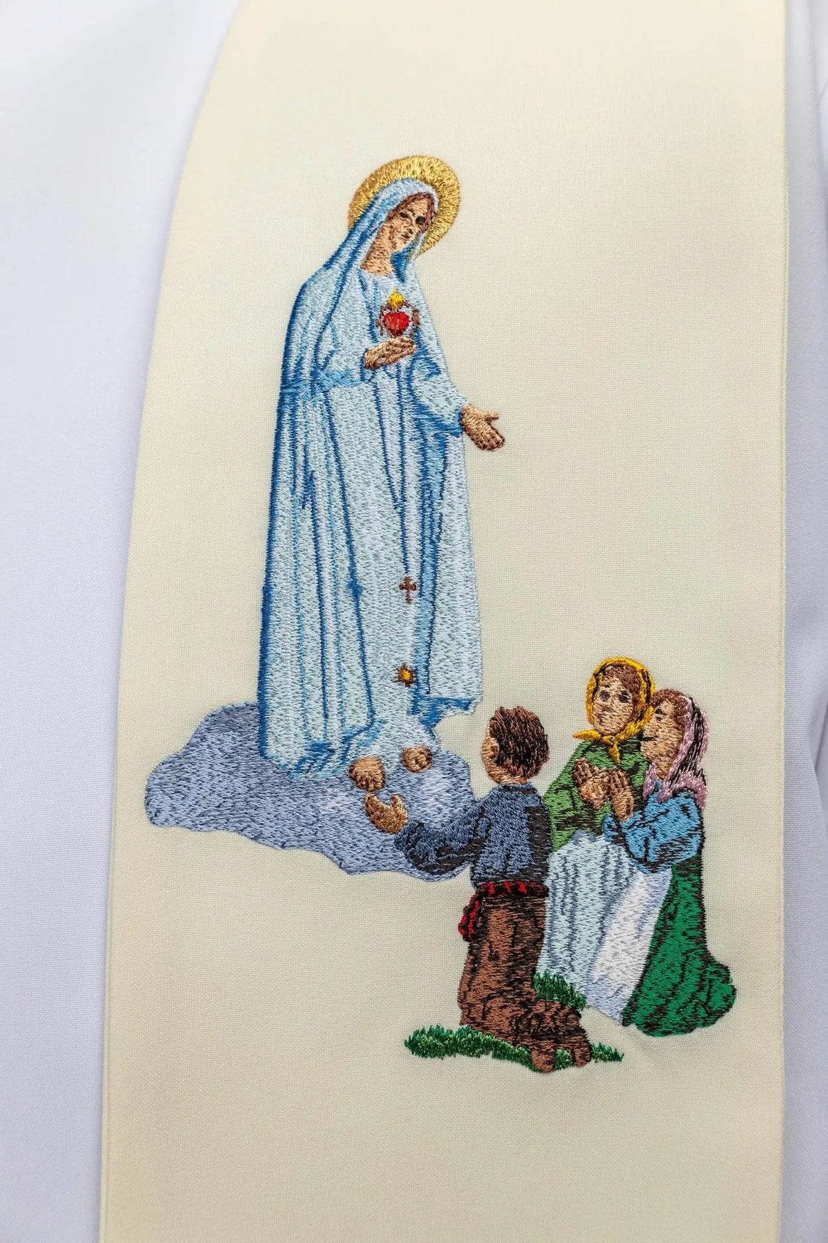 Marfil estola con bordado de Nuestra Señora de Fátima y los pastorcillos, primer plano