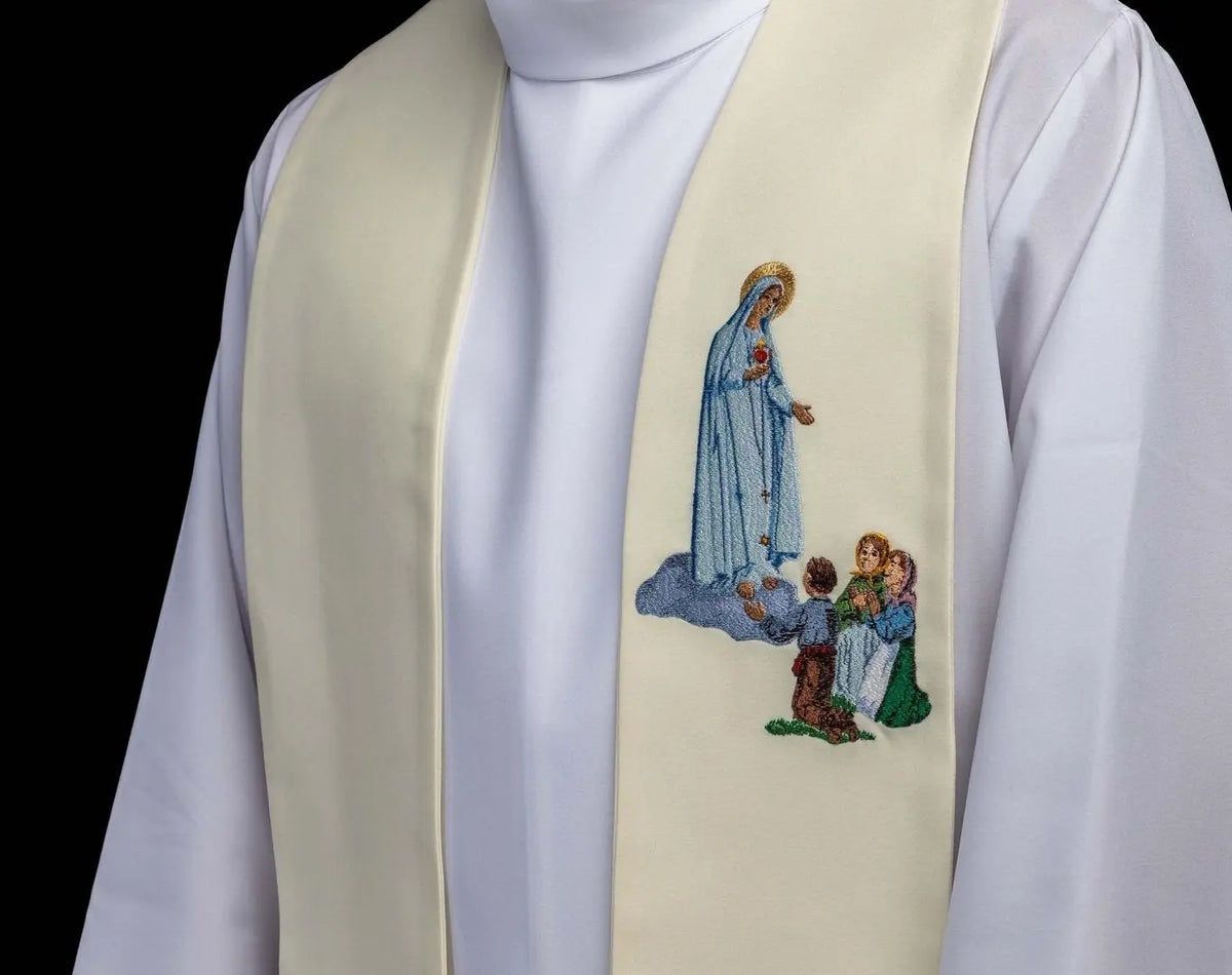 Marfil estola bordada con Nuestra Señora de Fátima y los pastorcillos, vista frontal cercana