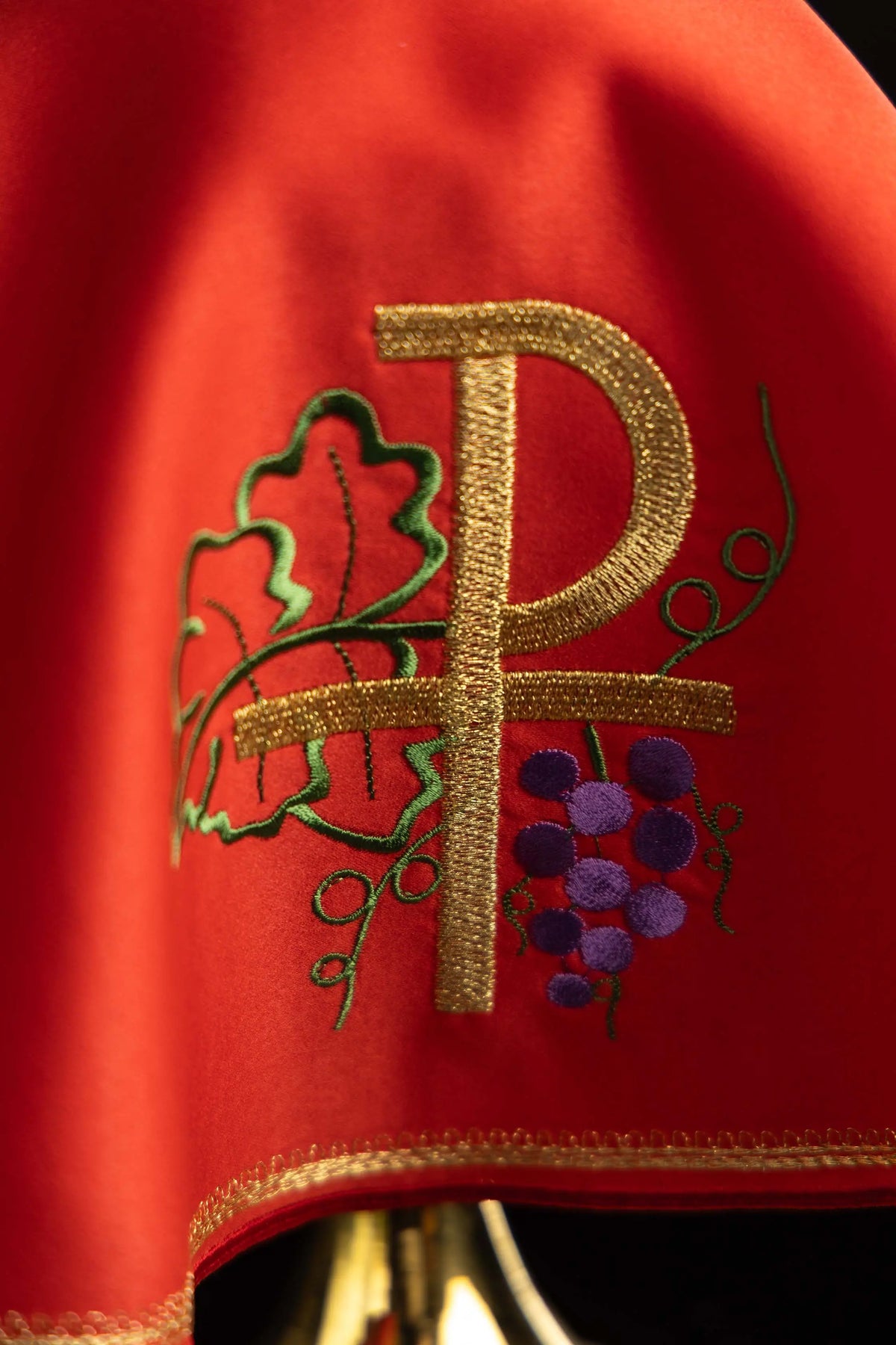 Cubrecopón rojo con PAX, vid y uvas, detalle del bordado