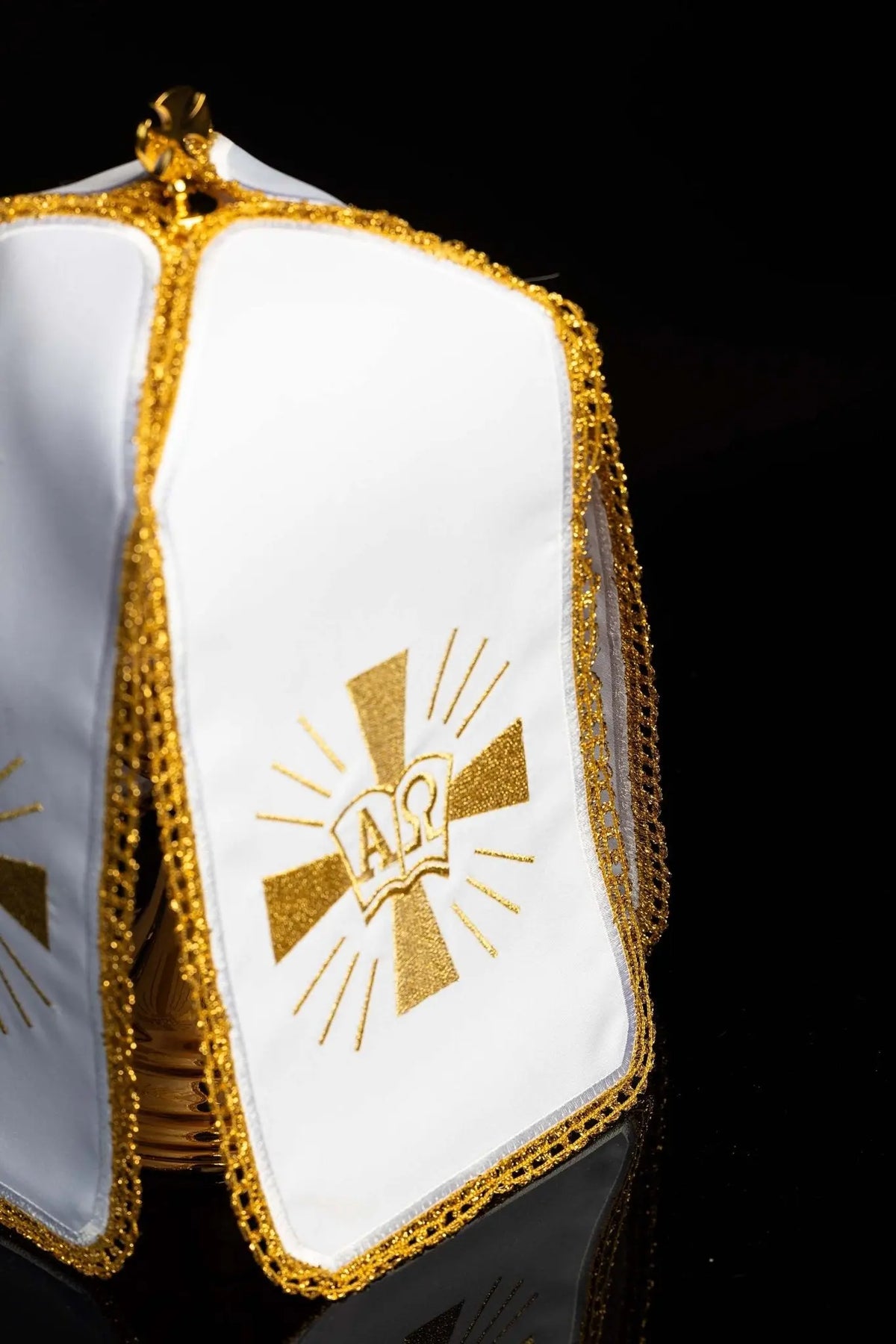 Blanco cubrecopón con bordado dorado de Alfa y Omega, vista lateral