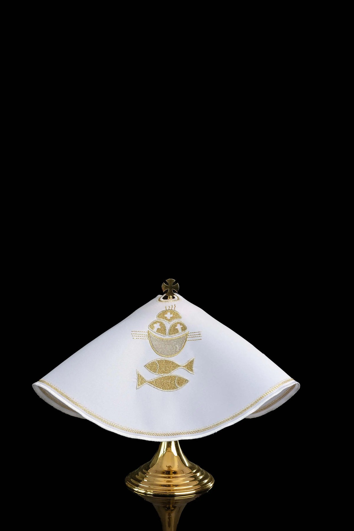 Blanco cubrecopón con bordado dorado de pan y peces, vista frontal