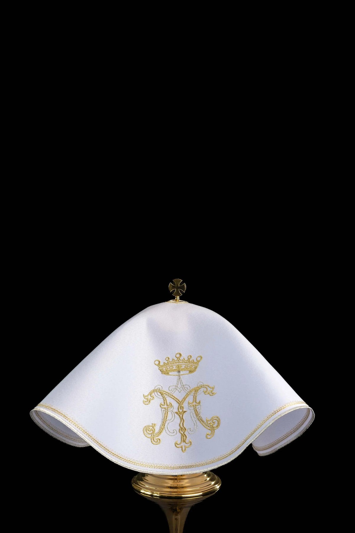 Blanco cubrecopón redondo con bordado del monograma de María, vista frontal