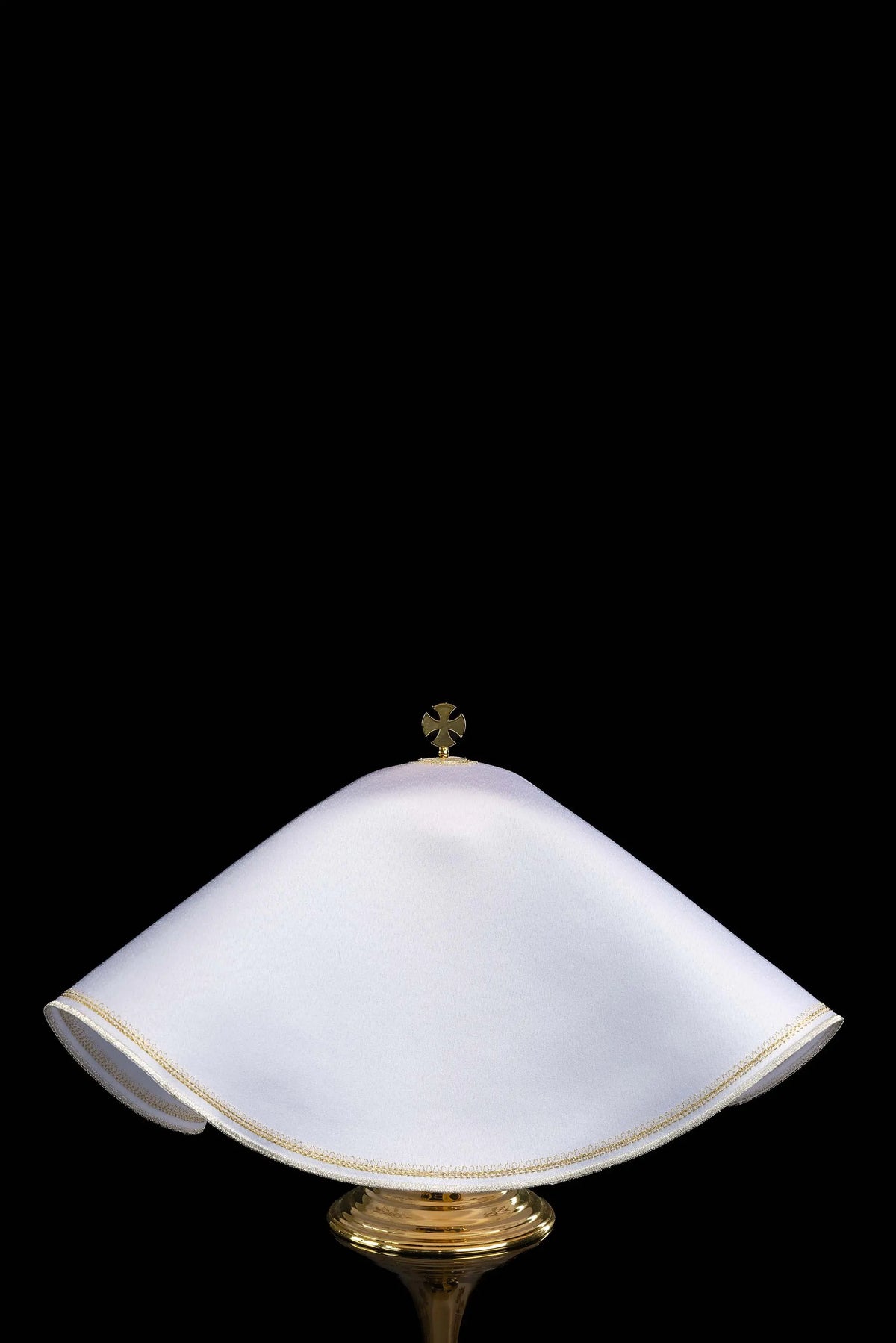 Blanco cubrecopón con monograma de María bordado, vista posterior