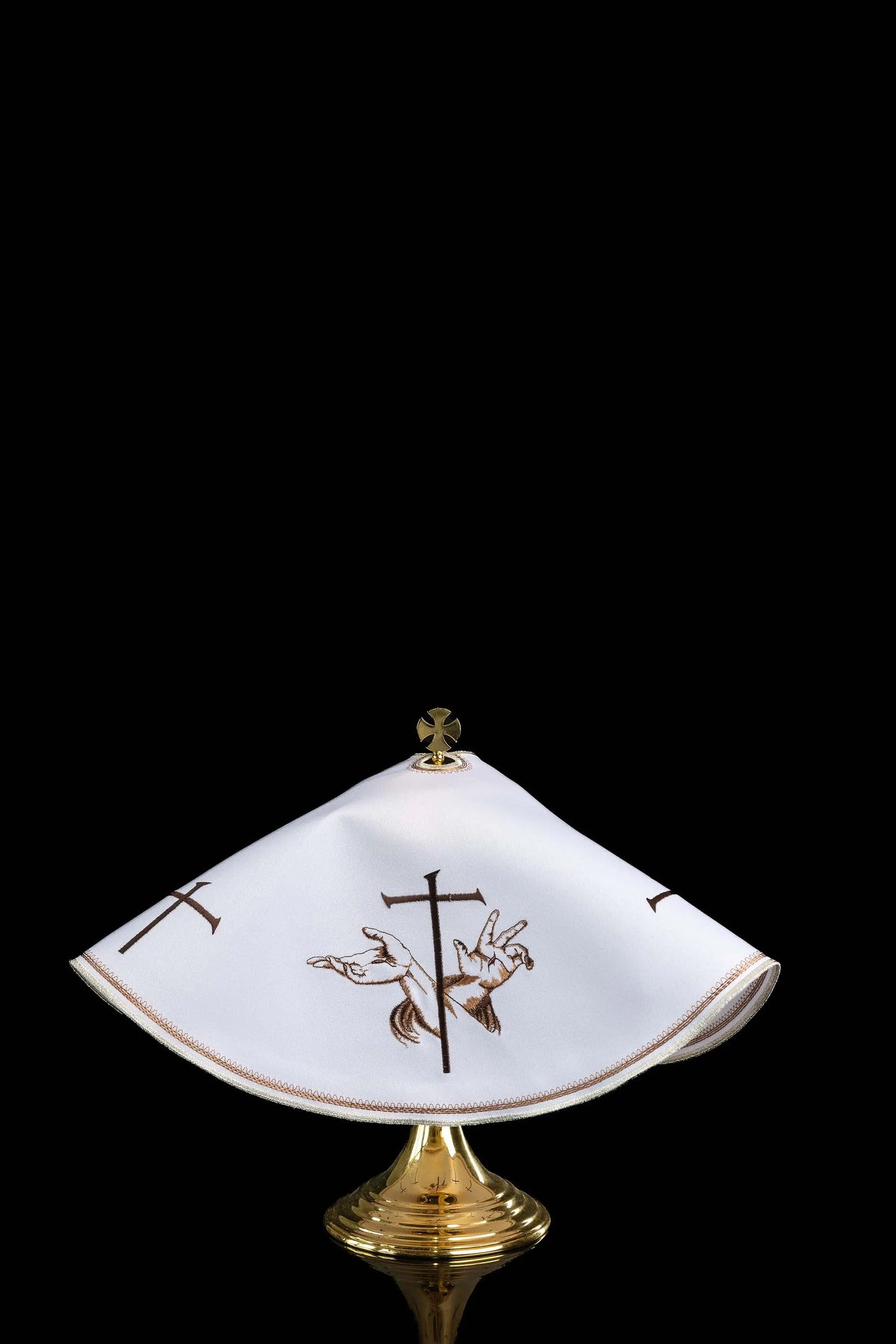 Blanco cubrecopón con la cruz y las manos cruzadas de Cristo y san Francisco, vista frontal