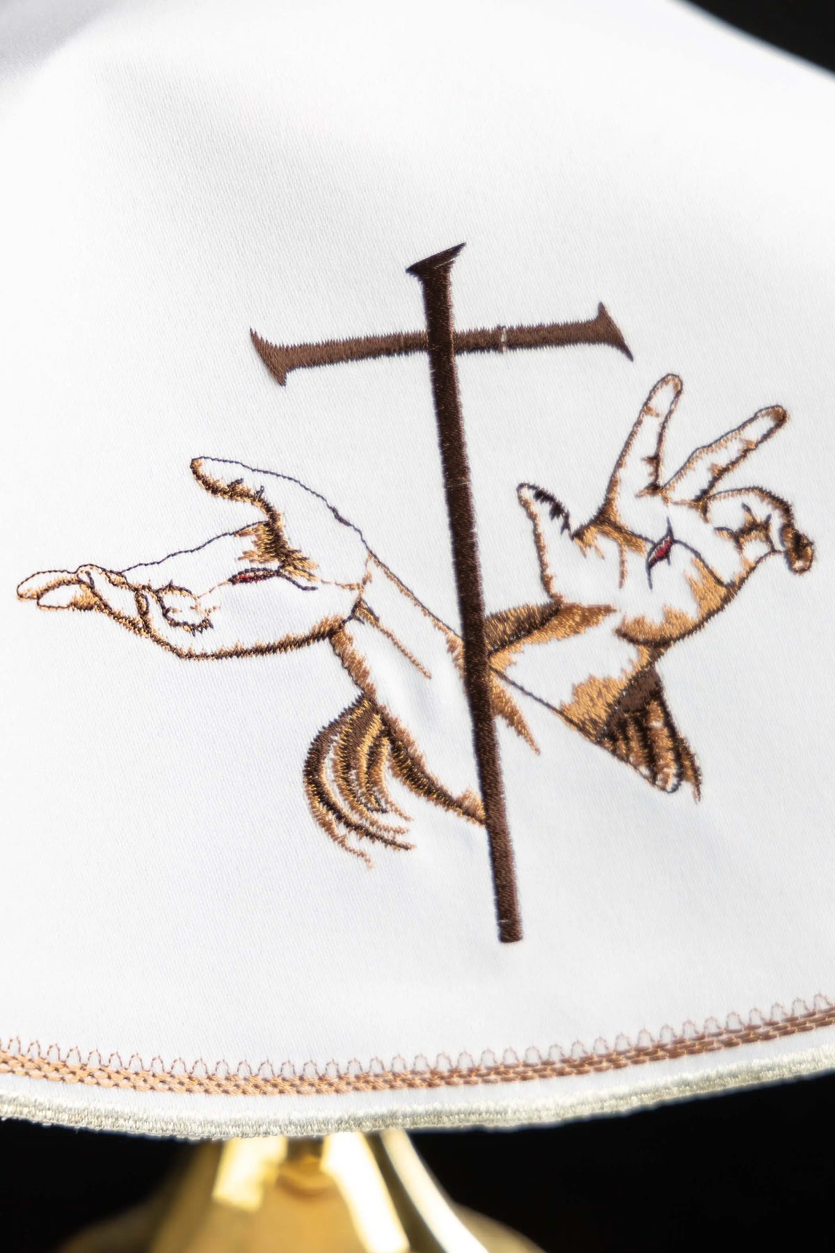 Blanco cubrecopón con la cruz y las manos cruzadas de Cristo y san Francisco, detalle bordado