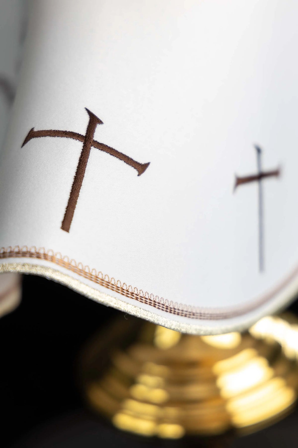Blanco cubrecopón con cruces bordadas, detalle del borde