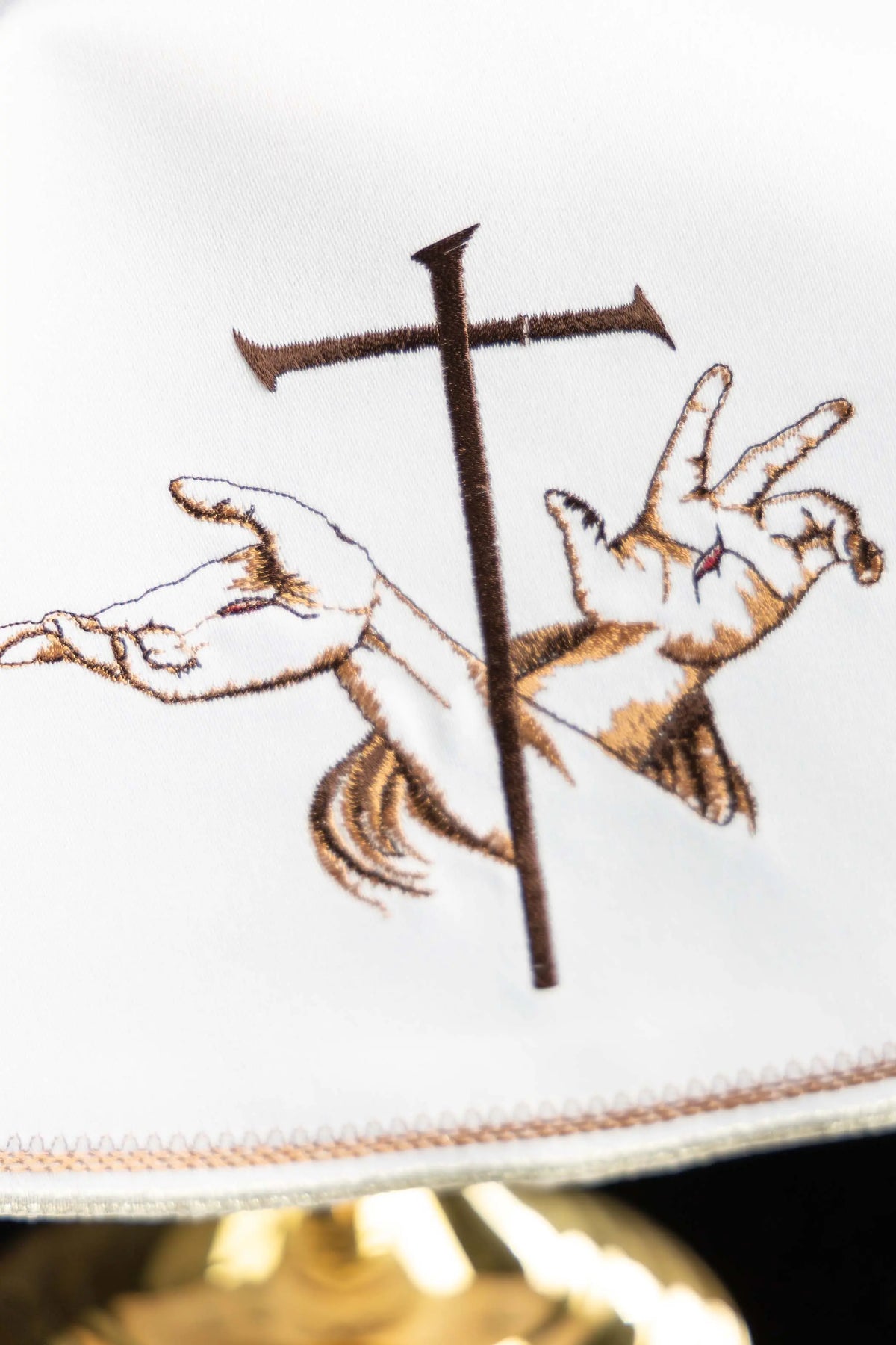 Blanco cubrecopón con la cruz y las manos cruzadas, detalle bordado