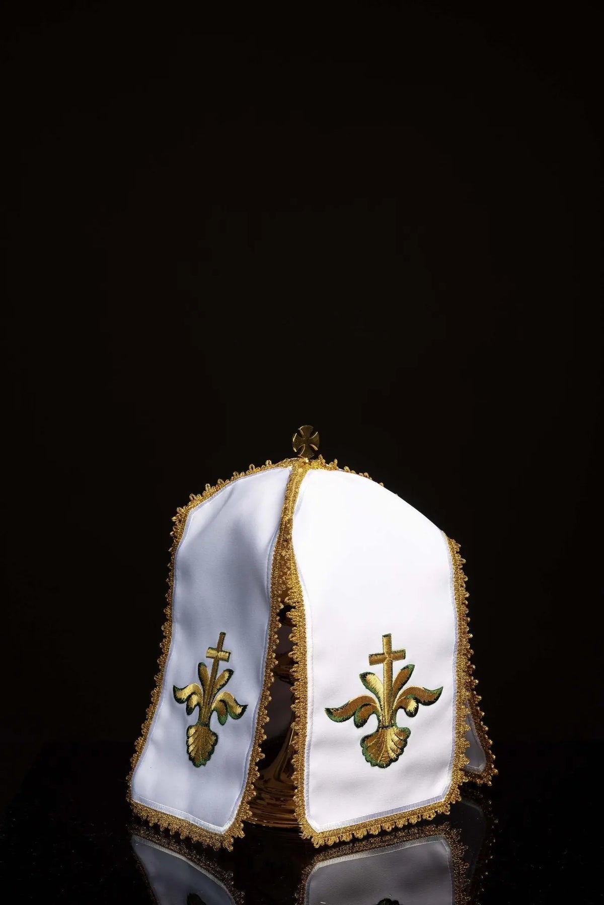 Blanco cubrecopón con bordado de cruz, cruz y espigas, vista frontal