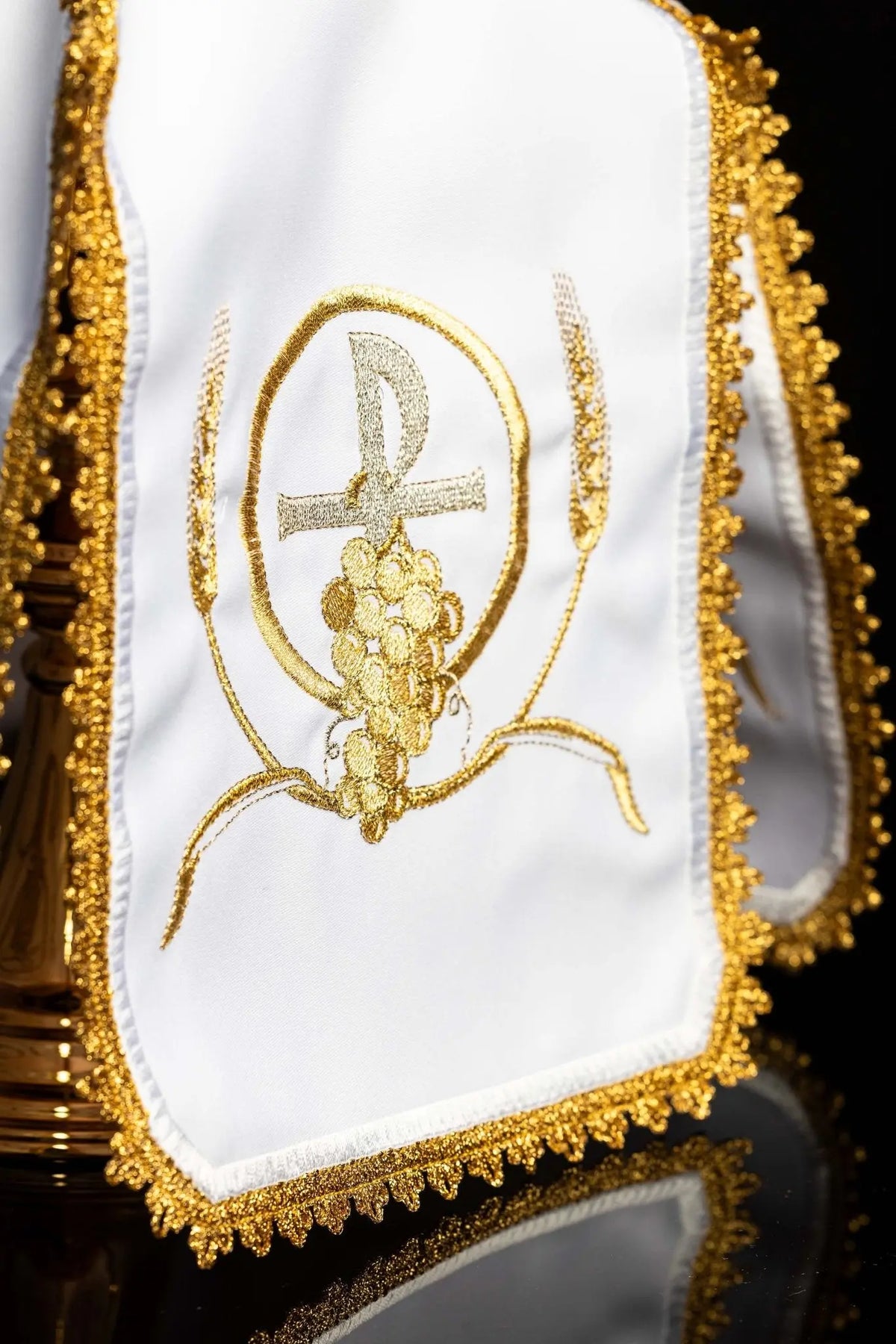 Blanco cubrecopón con bordado PAX, uvas y espigas, detalle frontal