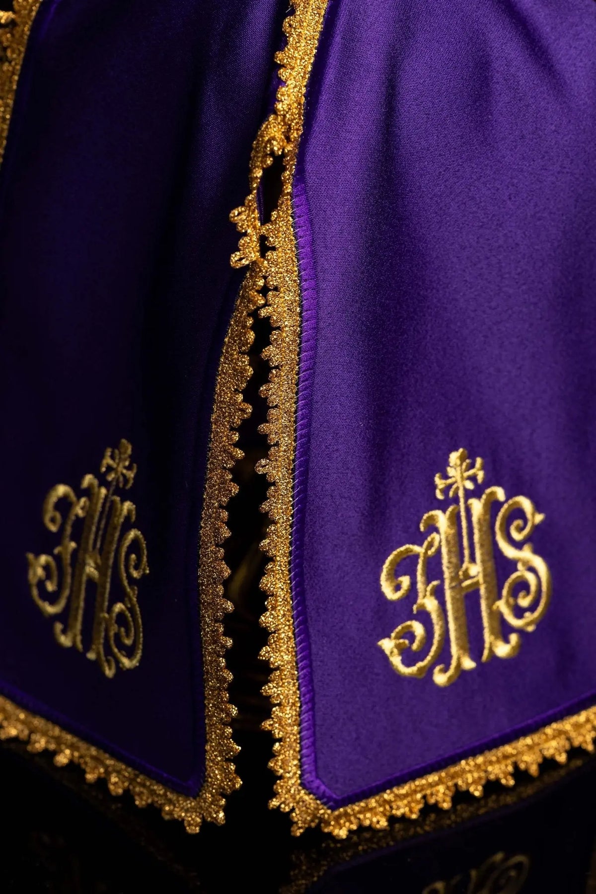 Morado cubrecopón con bordado IHS dorado, vista cercana de los dos paneles