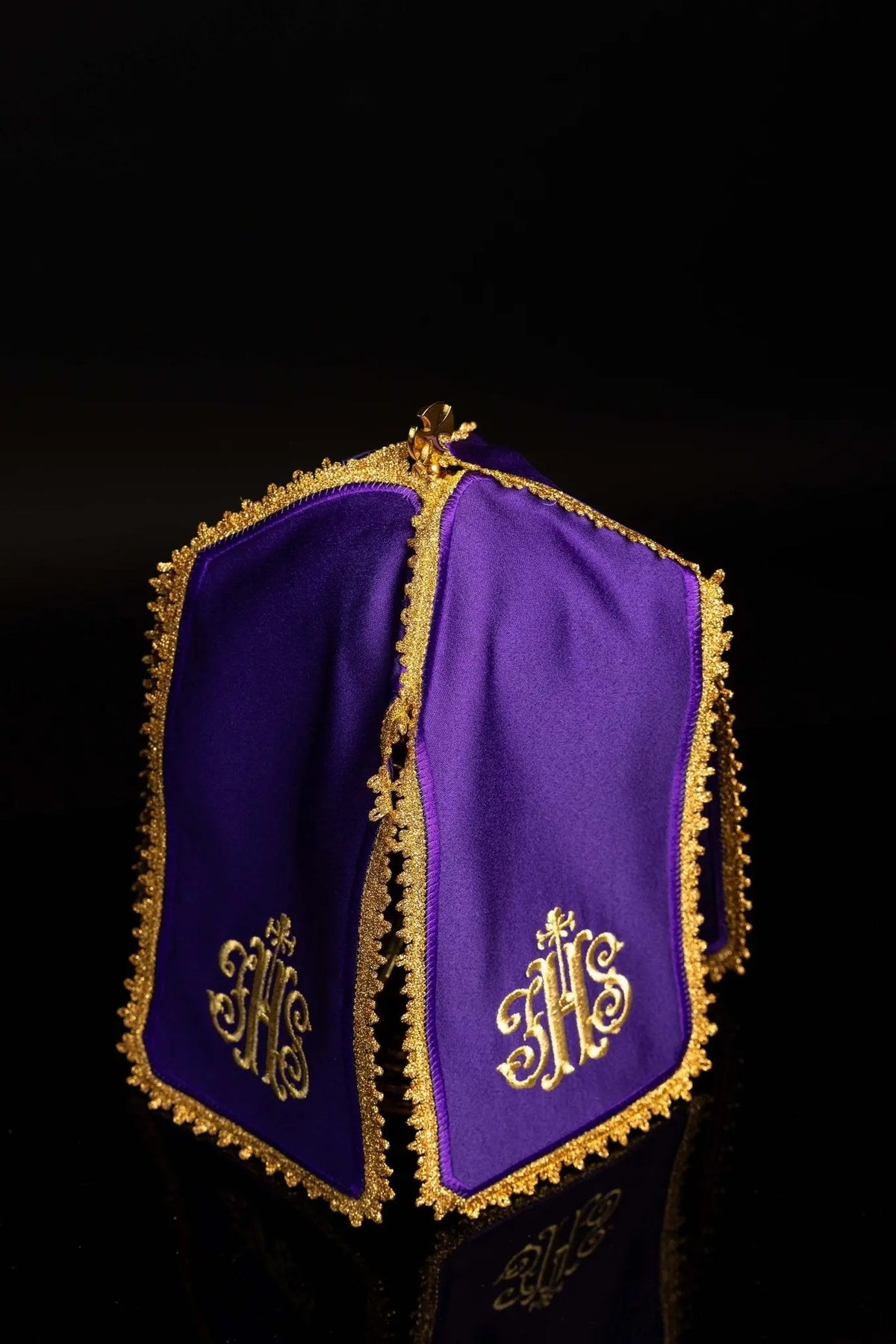 Morado cubrecopón con bordado IHS dorado, vista posterior