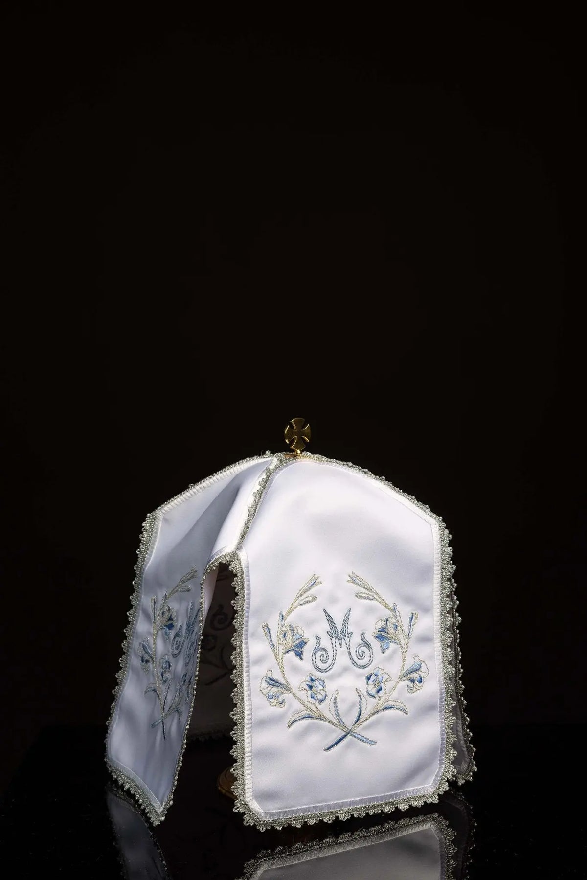 Blanco cubrecopón con bordado mariano plateado, vista frontal abierta