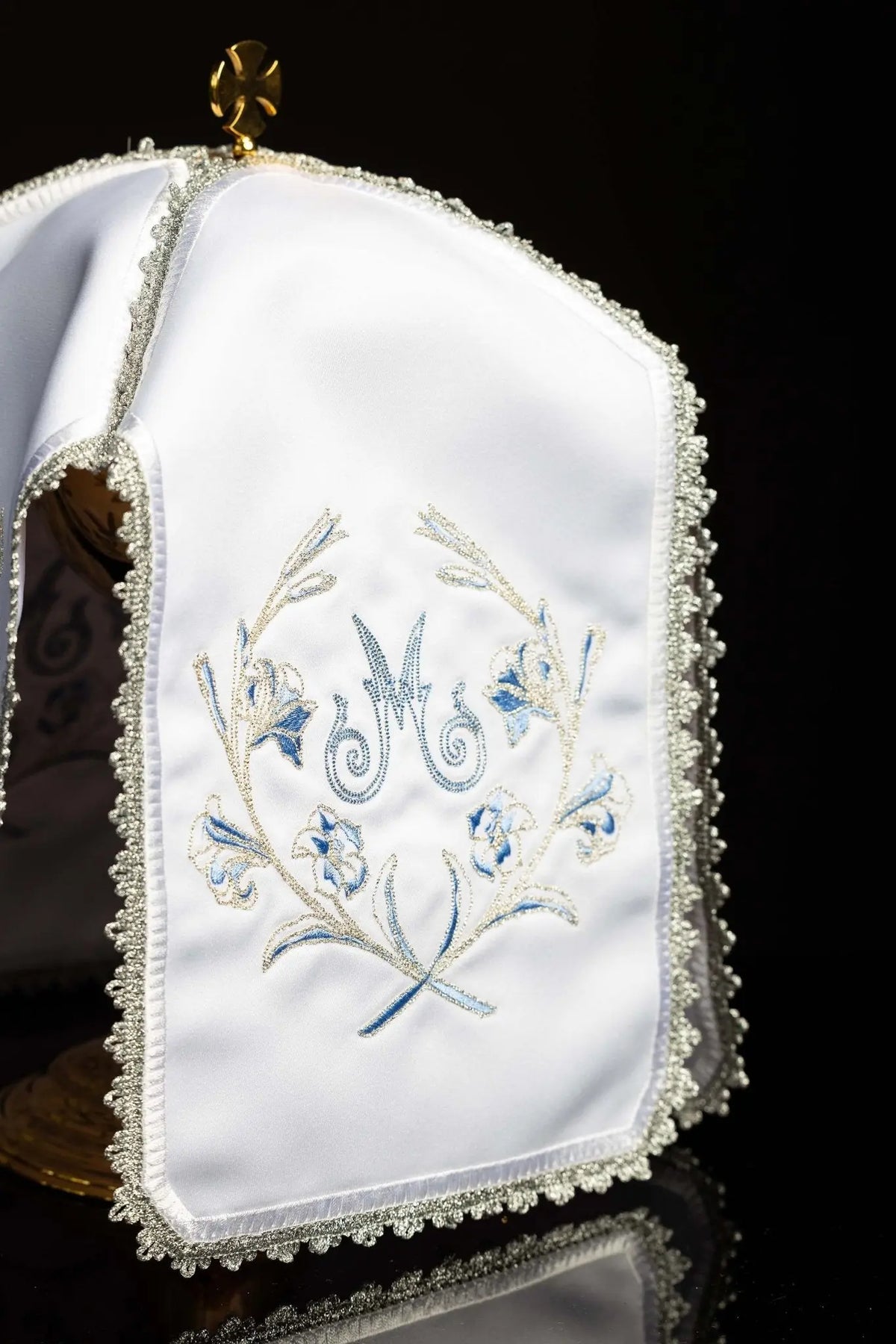 Blanco cubrecopón con bordado mariano plateado, vista frontal