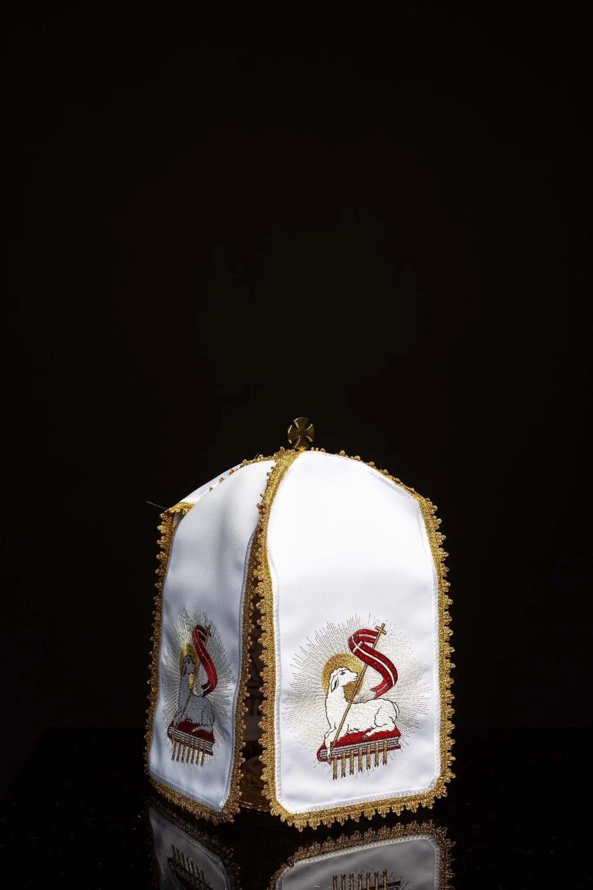 Blanco cubrecopón para el tiempo de Pascua con Cordero Pascual, bordado del Cordero de Dios, vista frontal