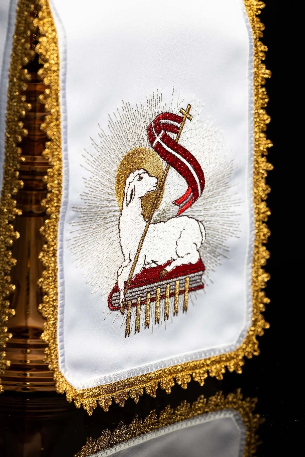 Blanco cubrecopón con Cordero Pascual, bordado del Cordero de Dios, primer plano