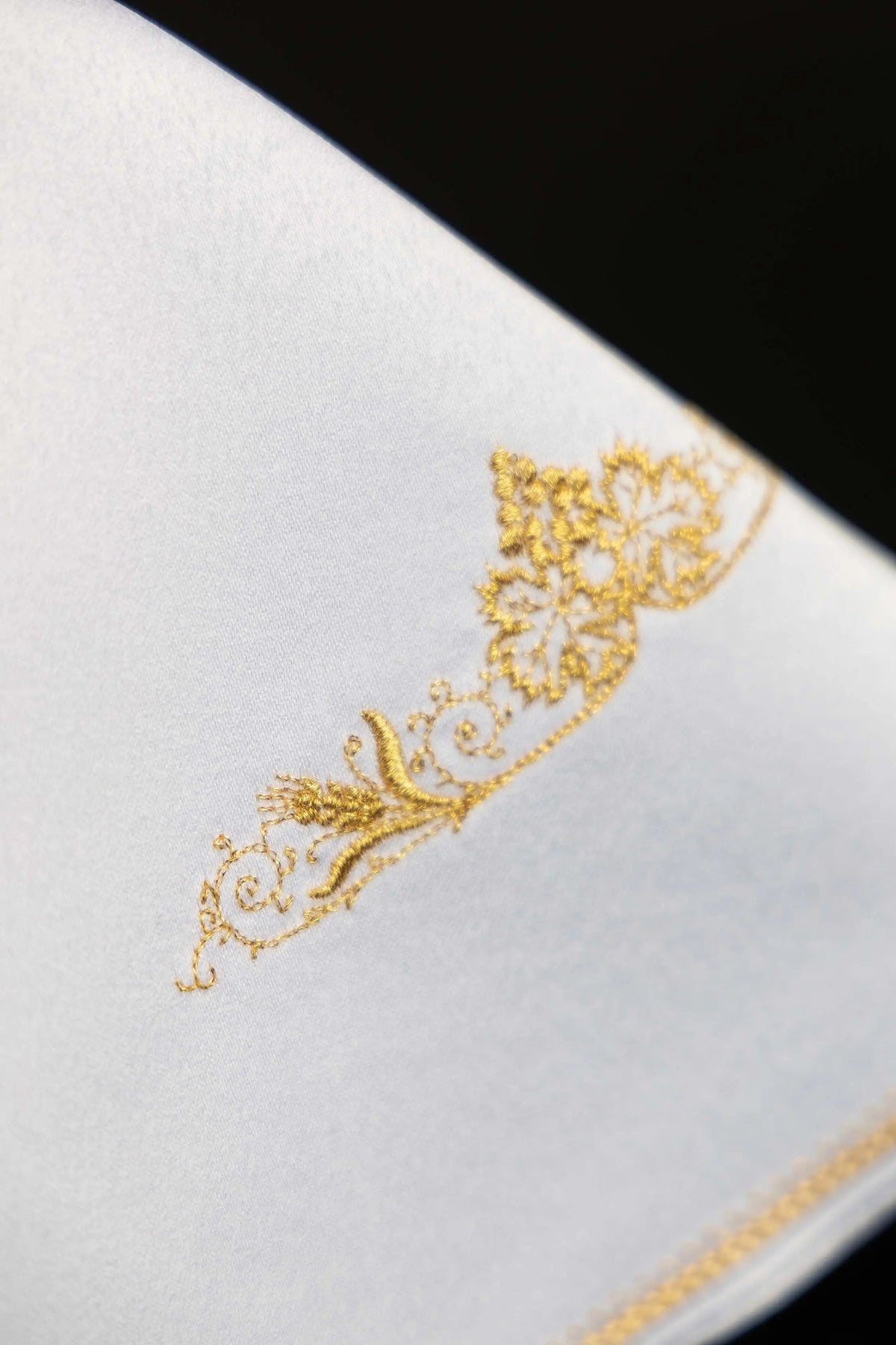 Blanco cubrecopón con bordado dorado floral, detalle lateral
