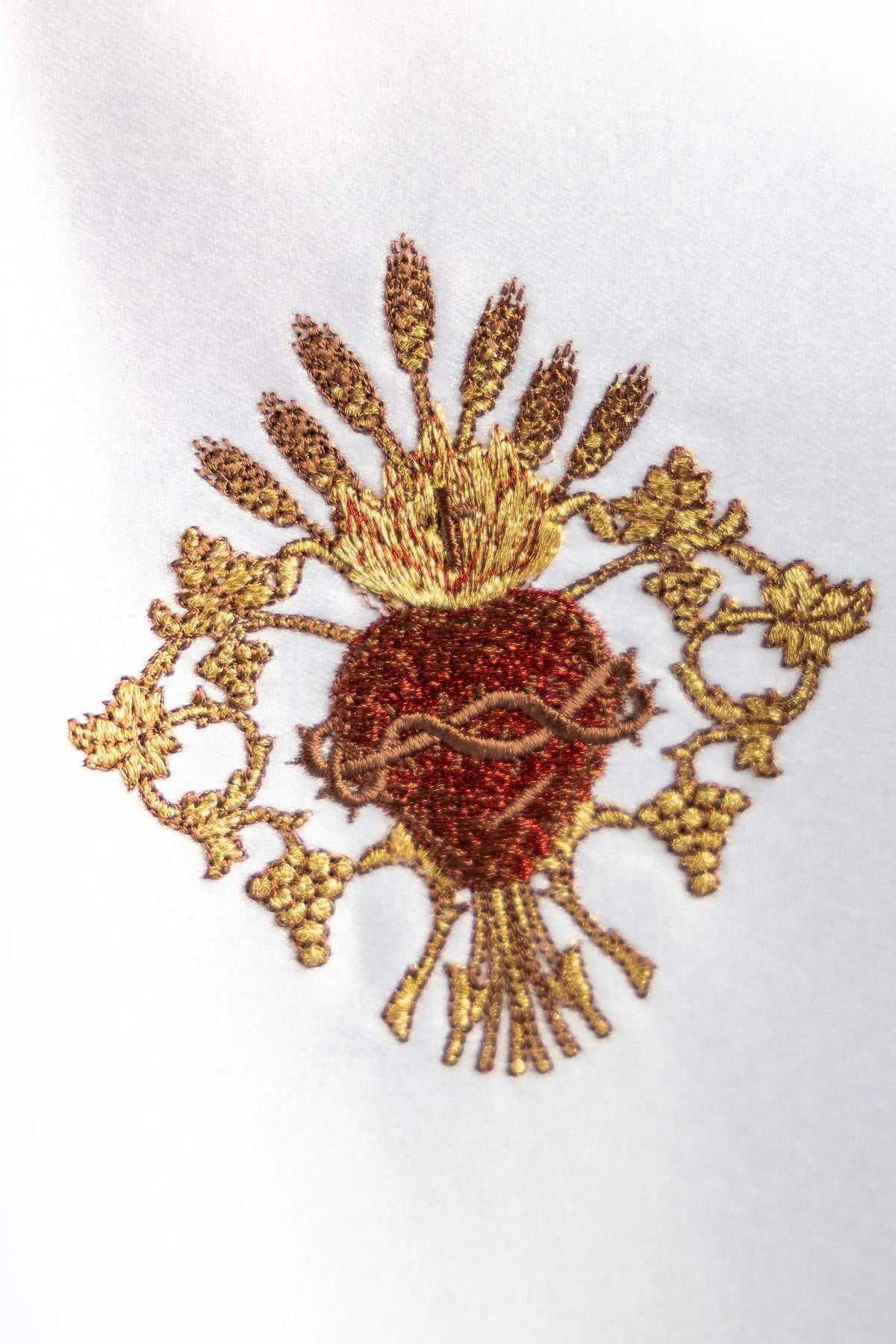 Blanco cubrecopón con Sagrado Corazón de Jesús bordado, detalle