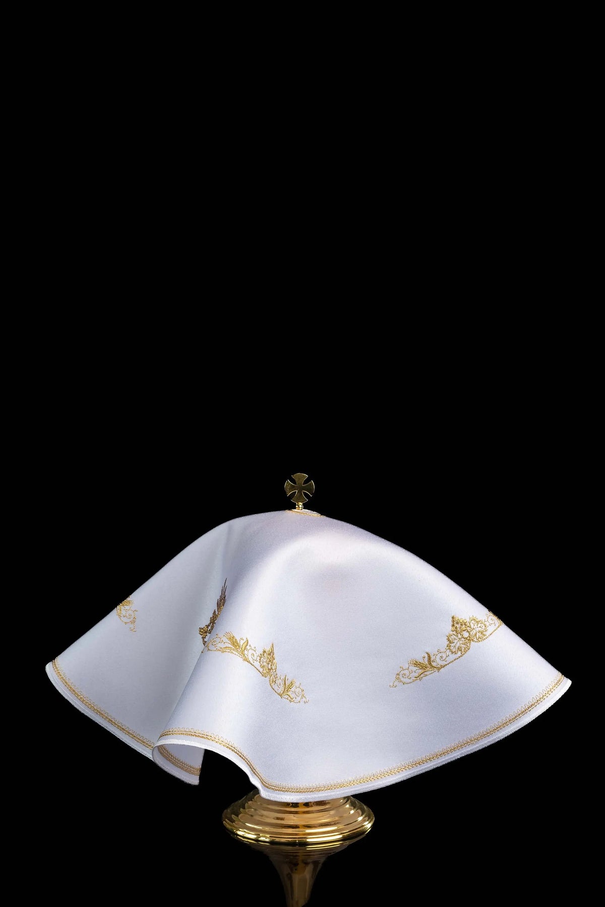 Blanco cubrecopón con bordado dorado floral, vista posterior lateral