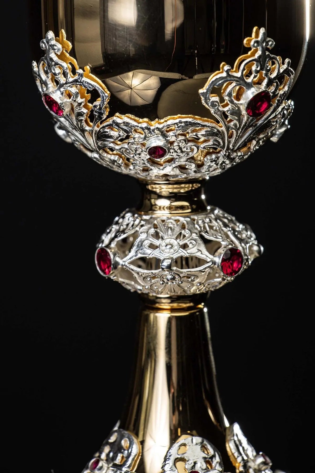 Dorado cáliz con ornamentación vegetal calada, detalle de la copa y el nudo